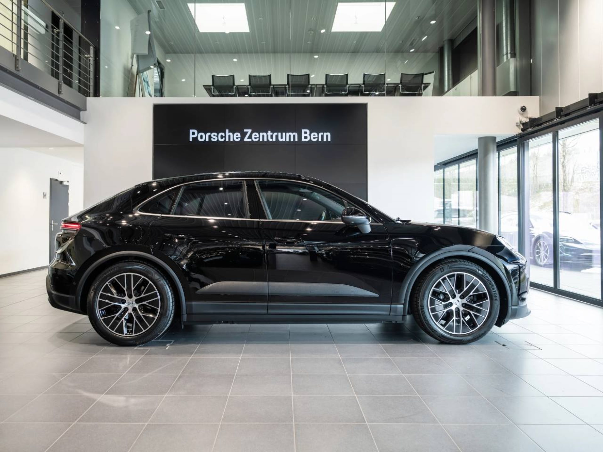 PORSCHE Macan-image-1