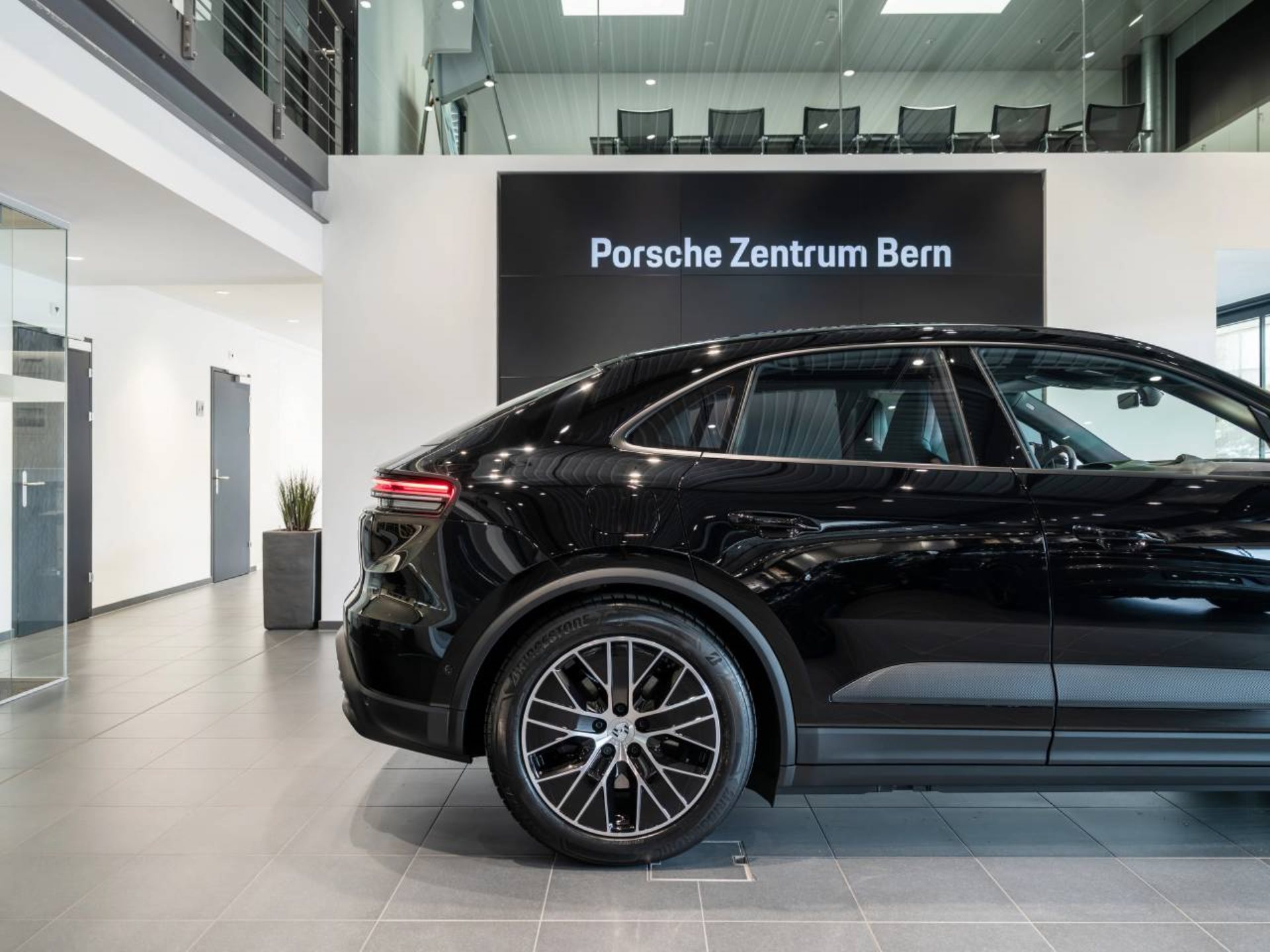 PORSCHE Macan-image-11