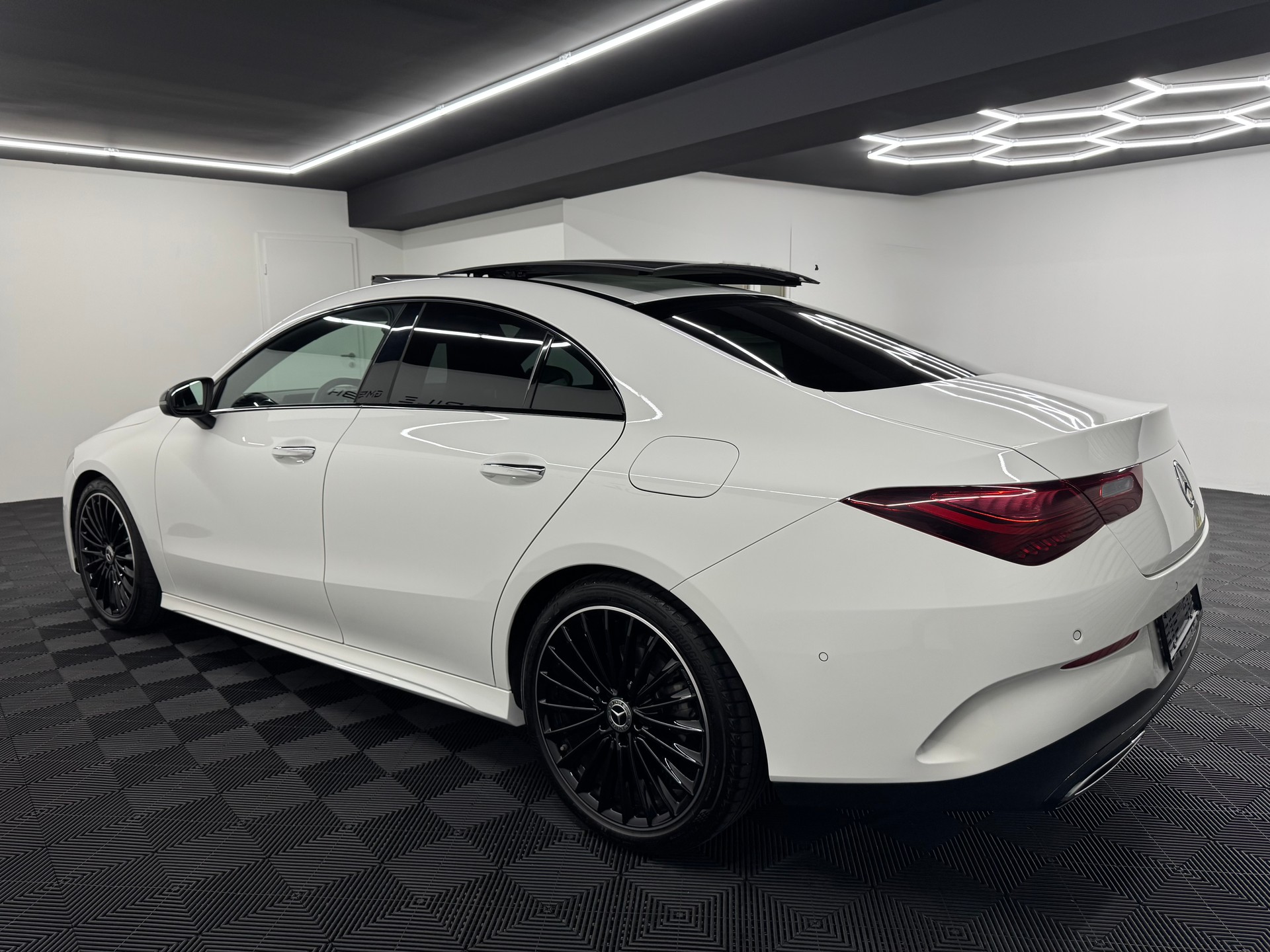 MERCEDES-BENZ CLA 220 4Matic AMG Line 8G-DCT *Facelift*-image-4
