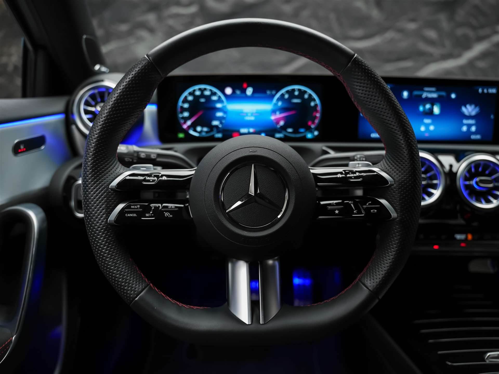 MERCEDES-BENZ A 250 AMG Line 4Matic 8G-DCT *Facelift*Multibeam LED*AMG Line Advanced plus*-image-17