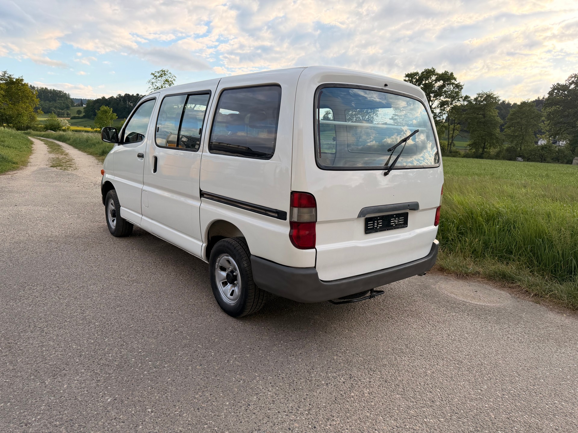 TOYOTA Hiace D-4D 4WD Van-image-2