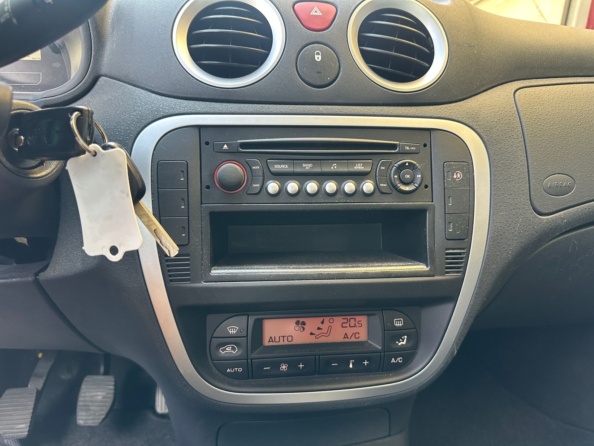 CITROEN C3 1.4i Exclusive-image-9