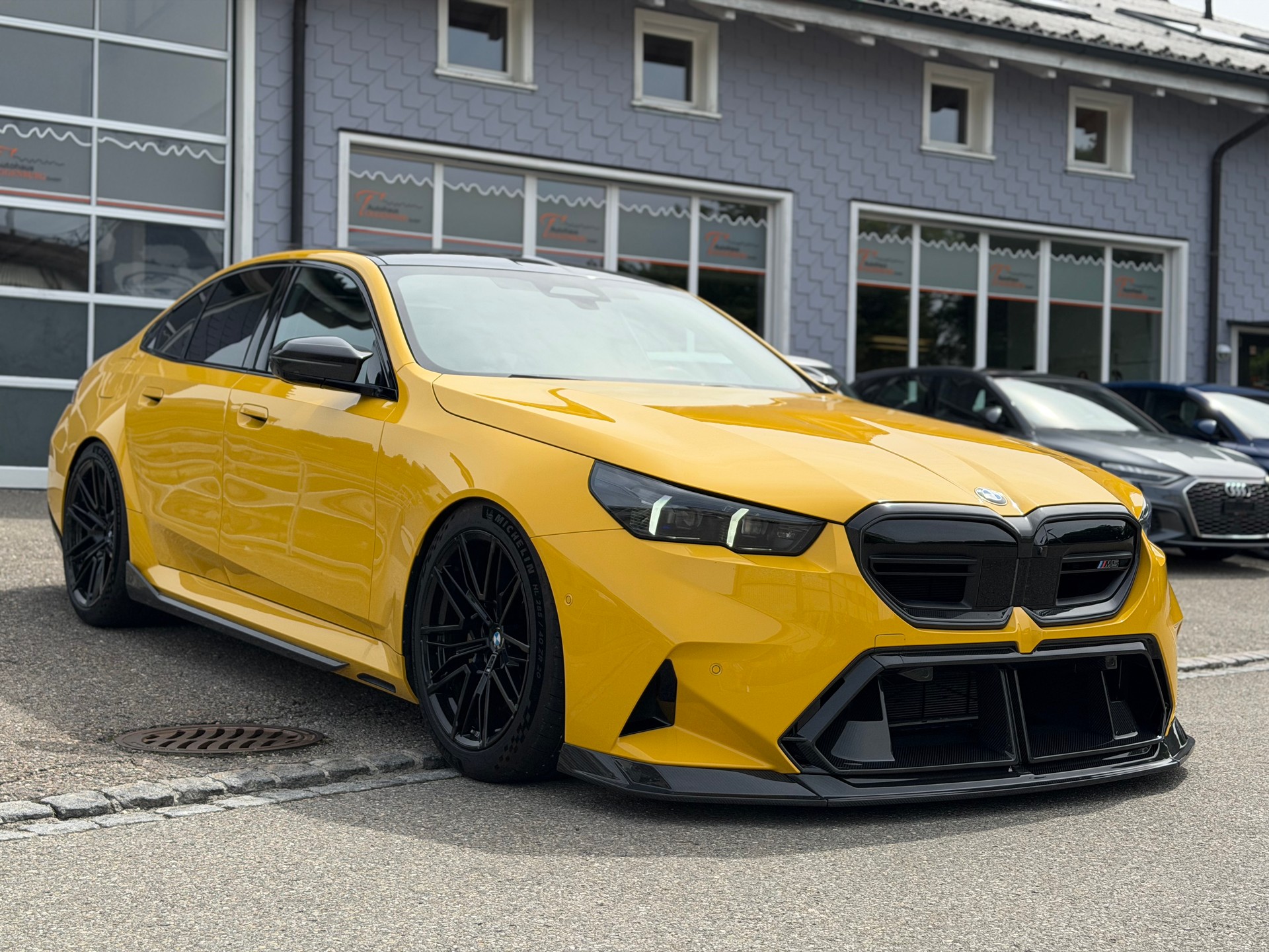 BMW M5 xDrive *Speedyellow*BMW Werksgarantie bis 10.2027*Carbon Exterieur+Interieur*Tieferlegung*-showroom-element-1