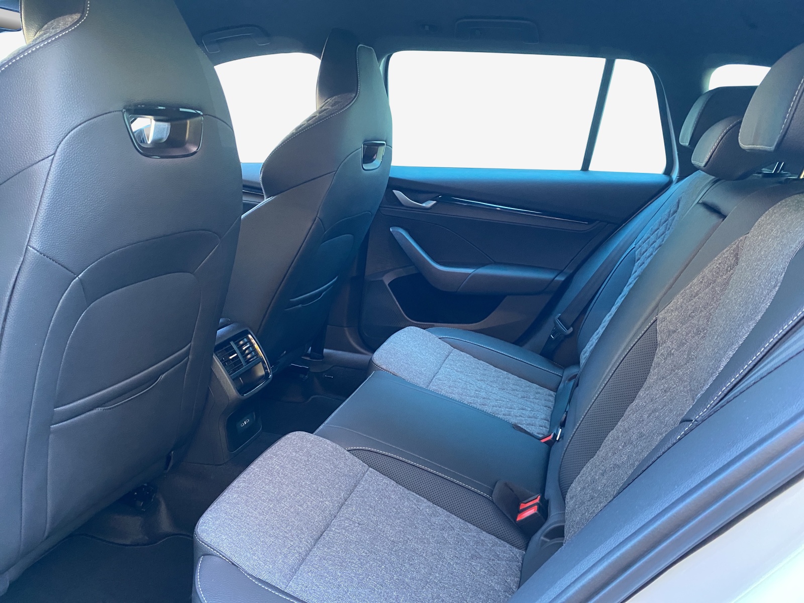 SKODA Octavia Combi 2.0 TSI DSG Dynamic 4x4-image-11