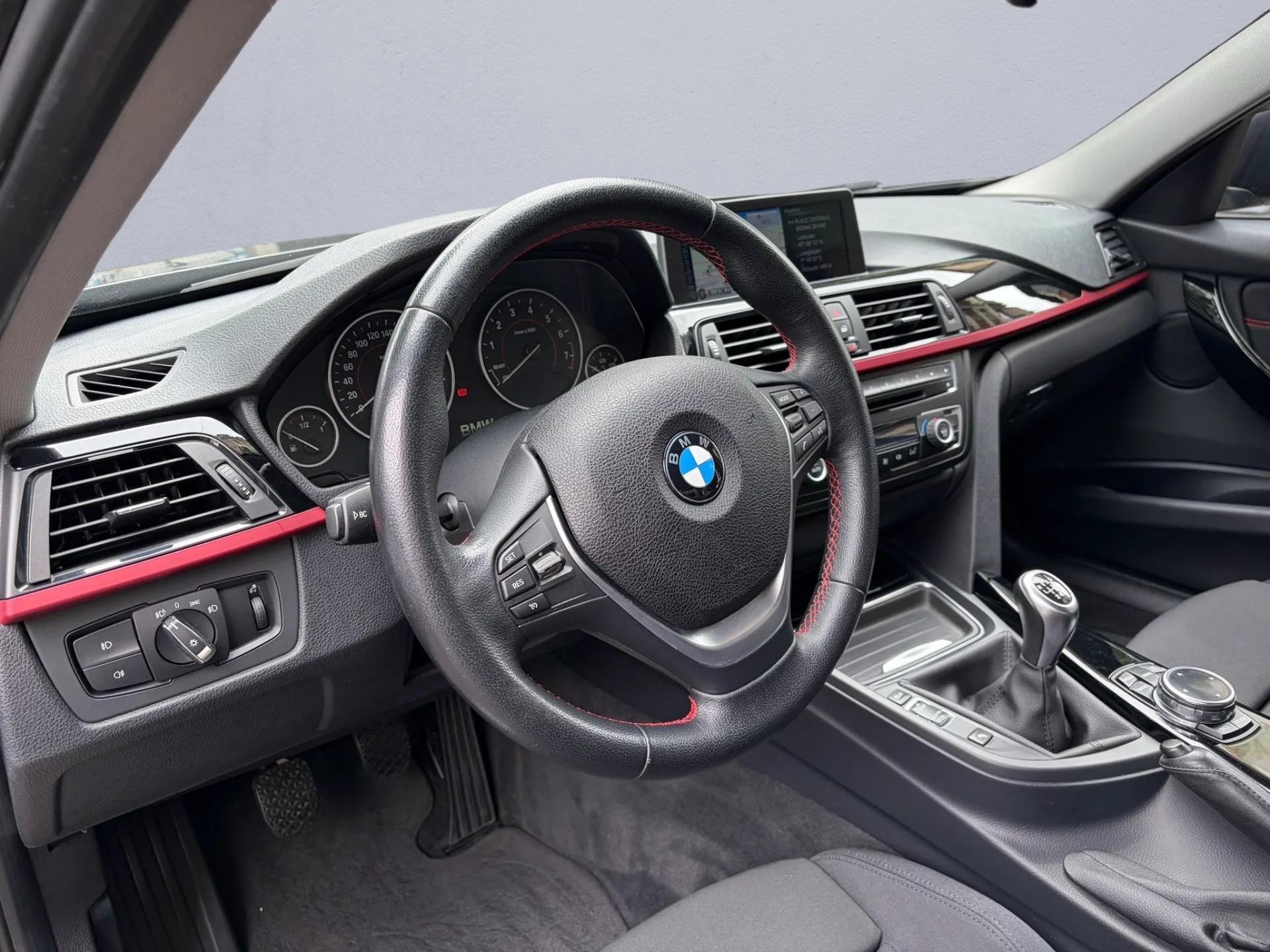 BMW 328i xDrive Sport Line-image-12