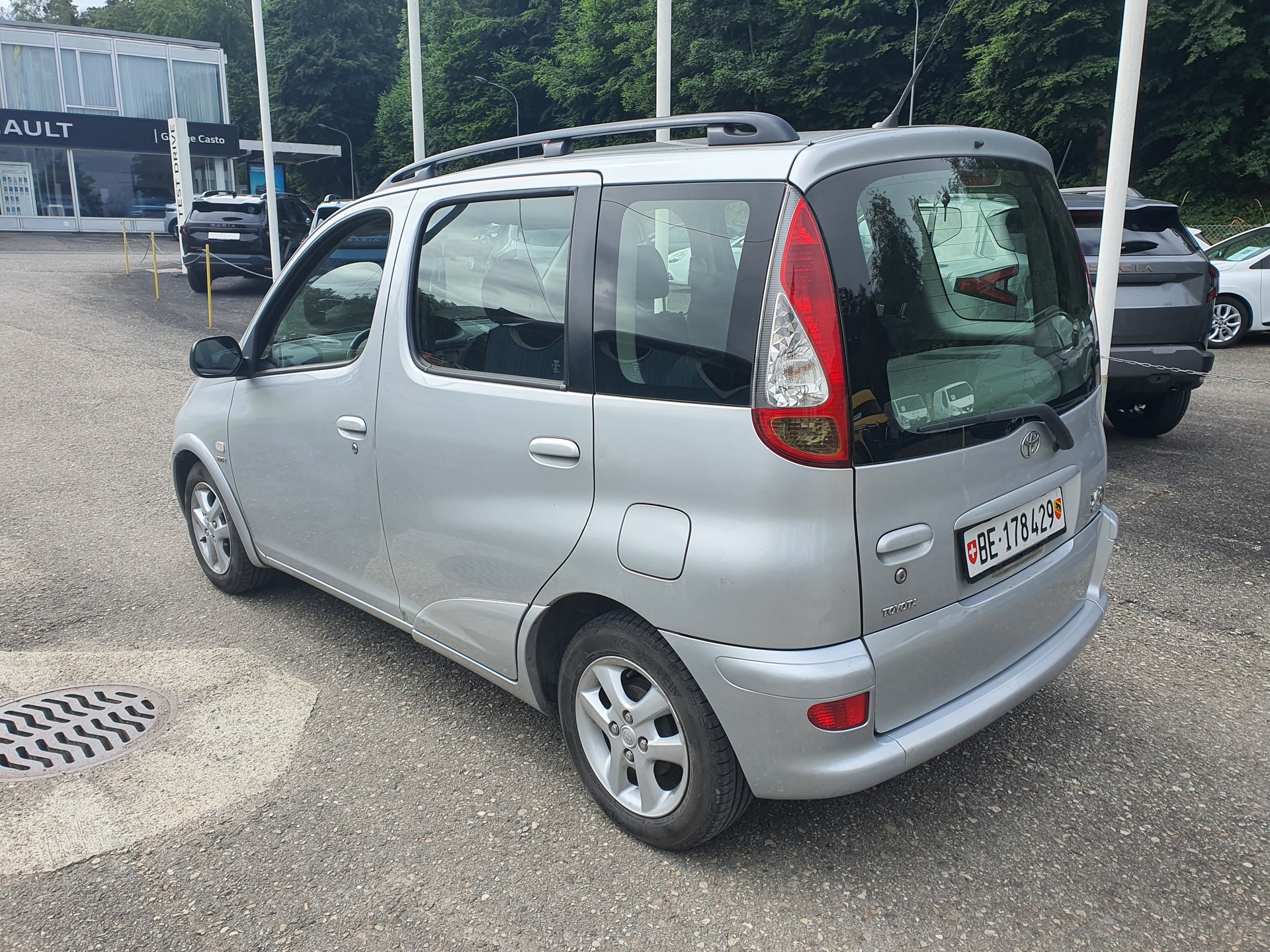 TOYOTA Yaris Verso 1.3 Linea Sol-image-4
