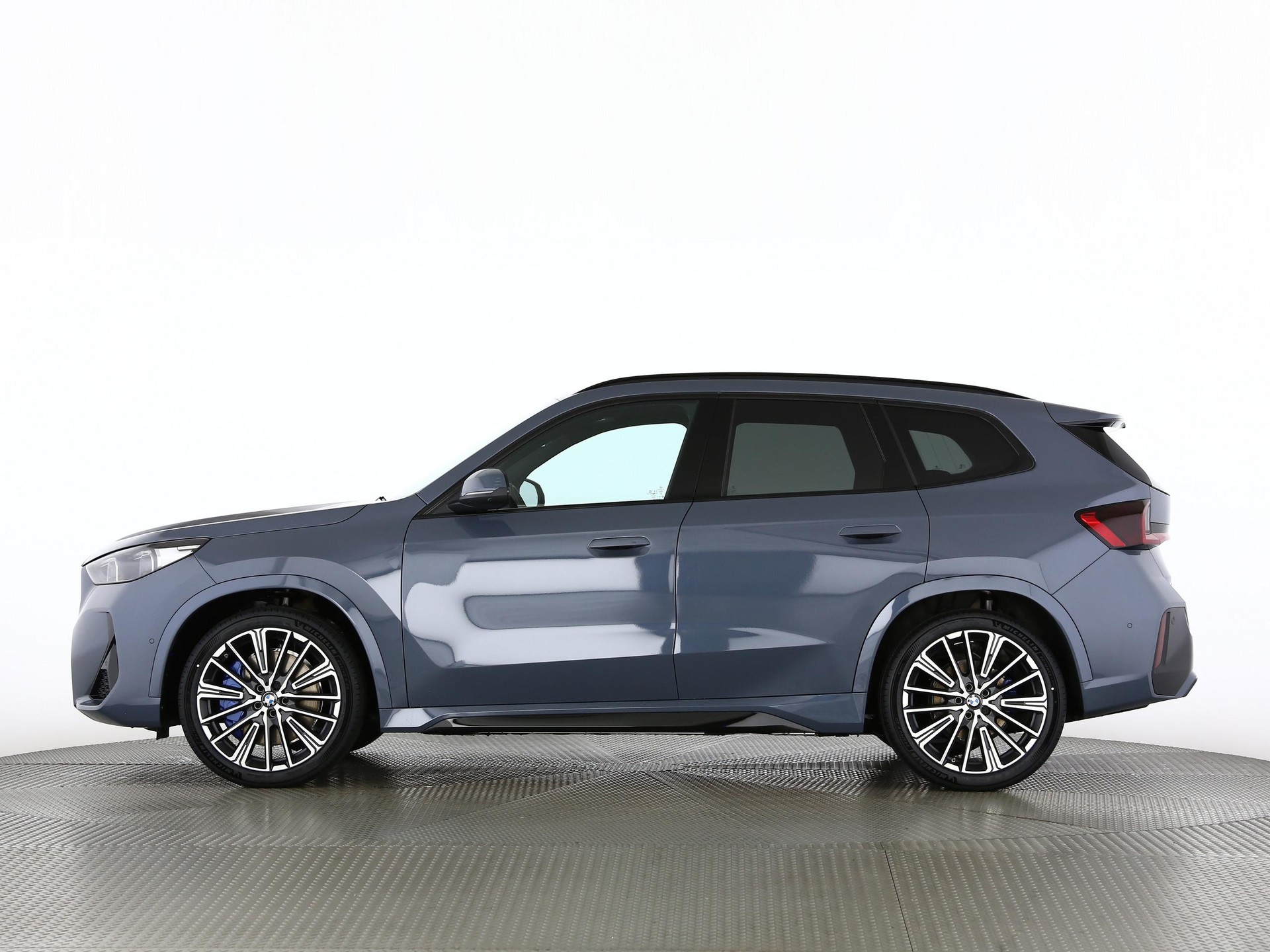 BMW iX1 30 xDrive-image-11