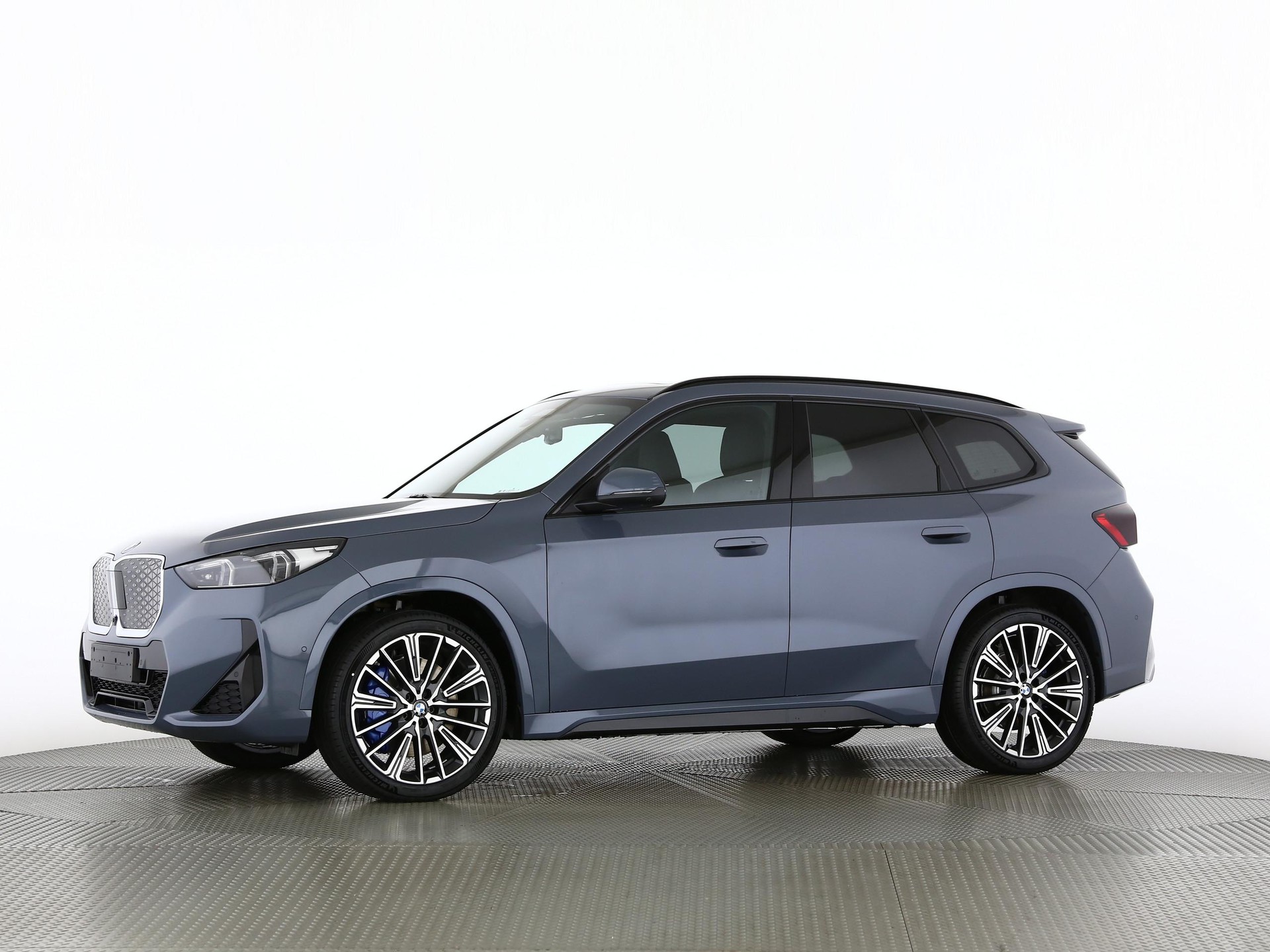 BMW iX1 30 xDrive-image-9