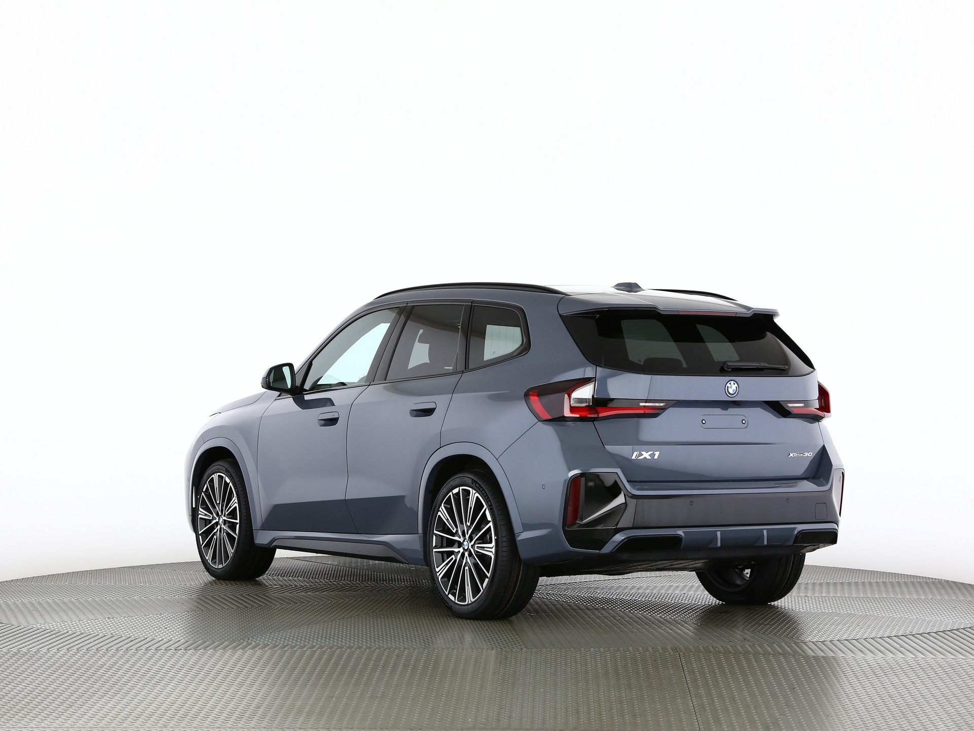 BMW iX1 30 xDrive-image-15