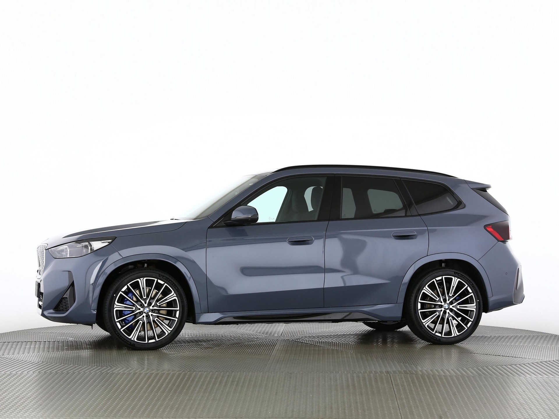 BMW iX1 30 xDrive-image-10