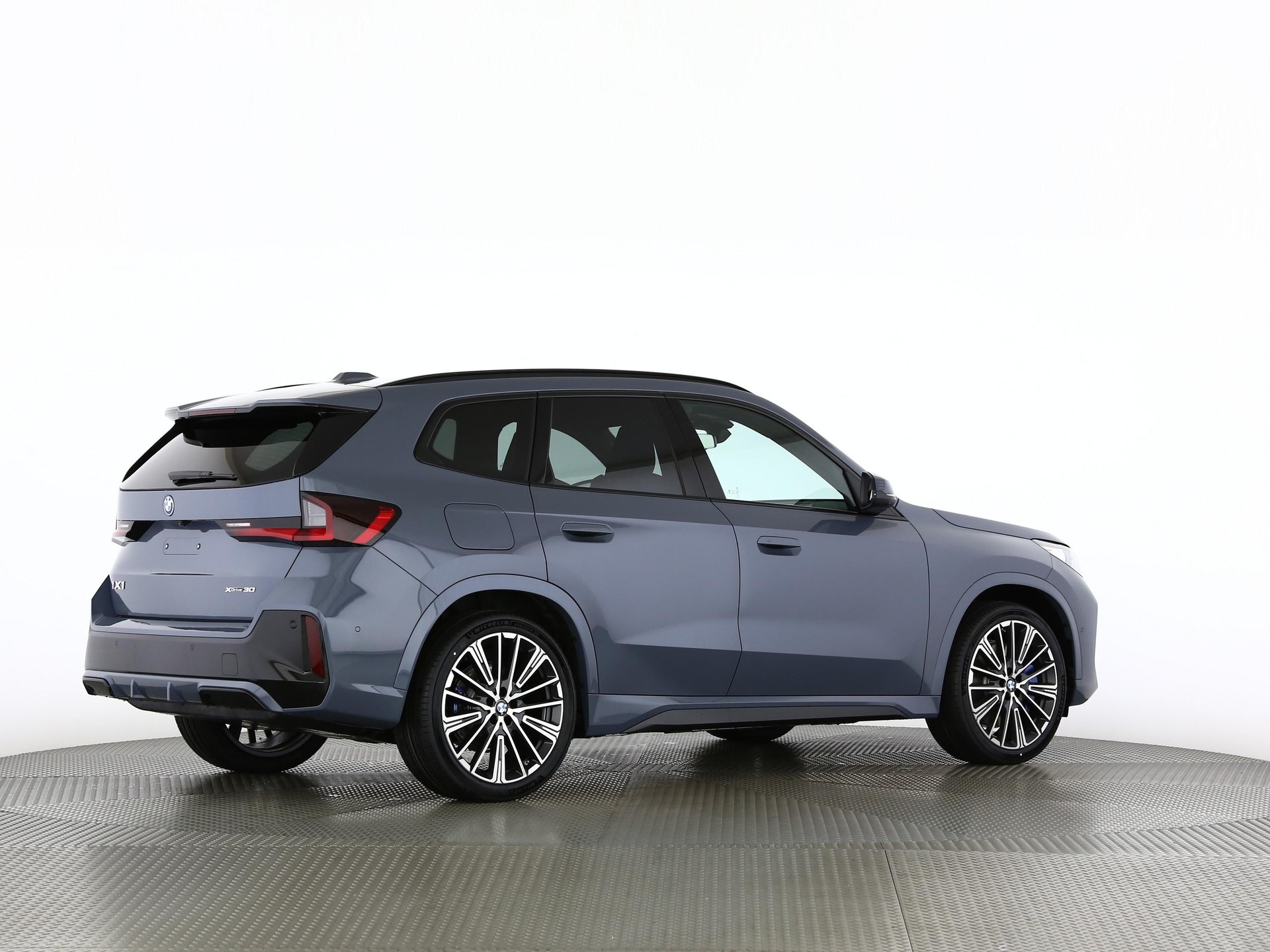 BMW iX1 30 xDrive-image-20