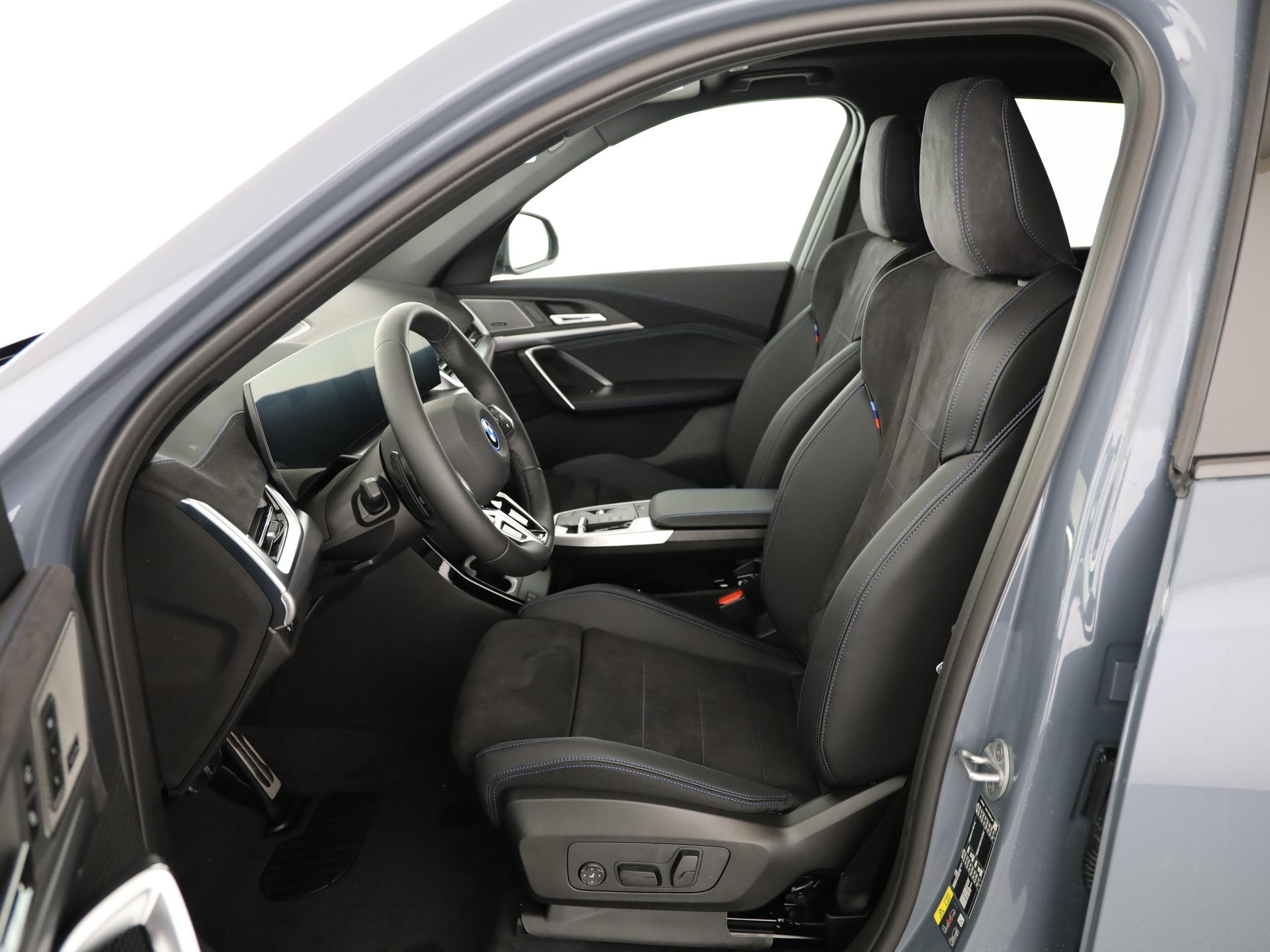 BMW iX1 30 xDrive-image-4