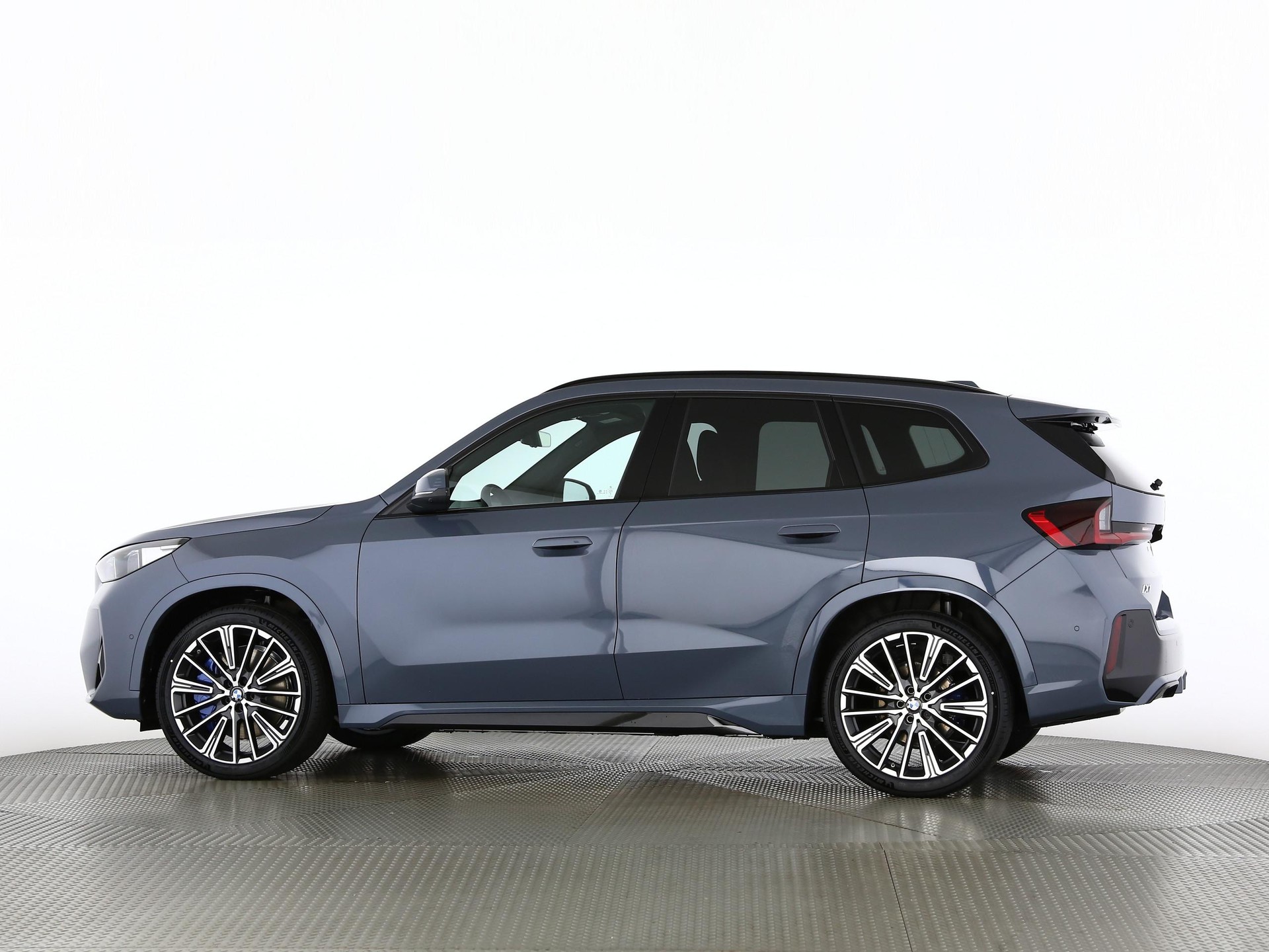 BMW iX1 30 xDrive-image-12