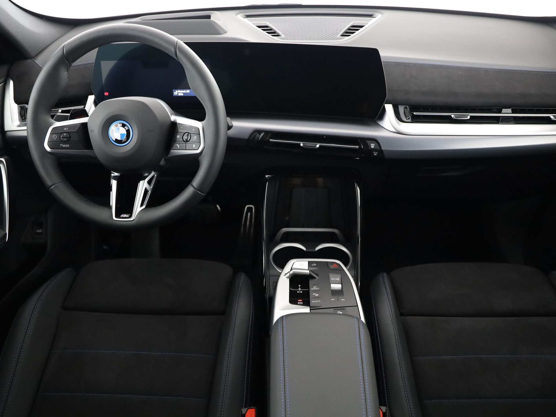 BMW iX1 30 xDrive-image-5