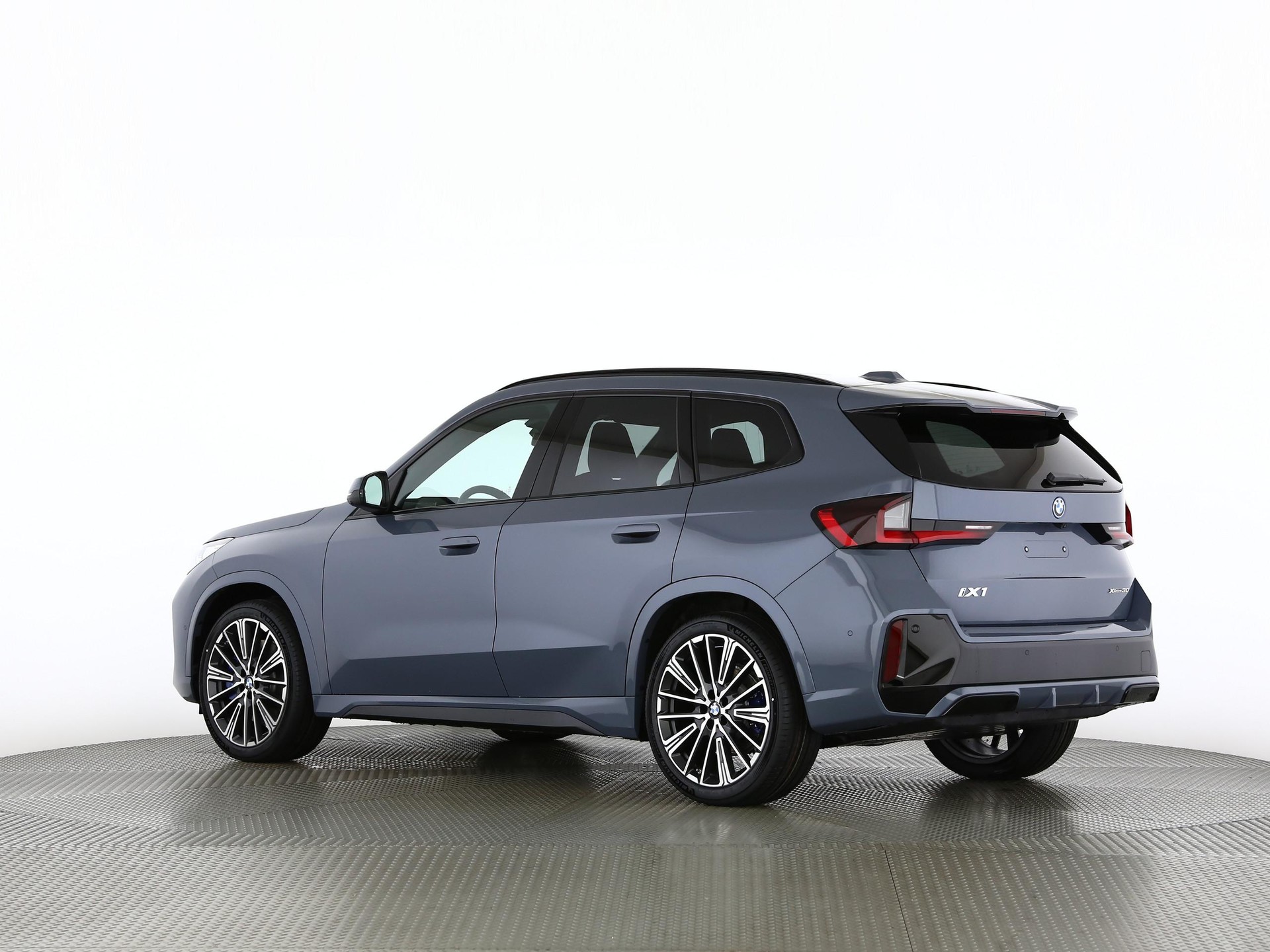 BMW iX1 30 xDrive-image-14