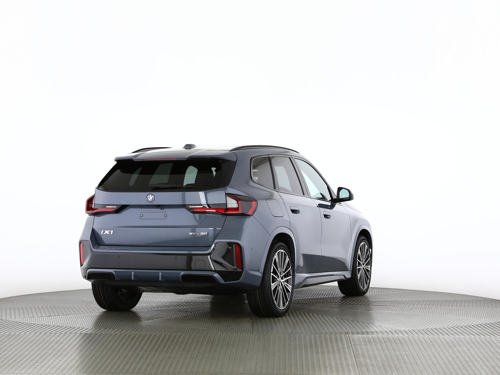 BMW iX1 30 xDrive-image-18