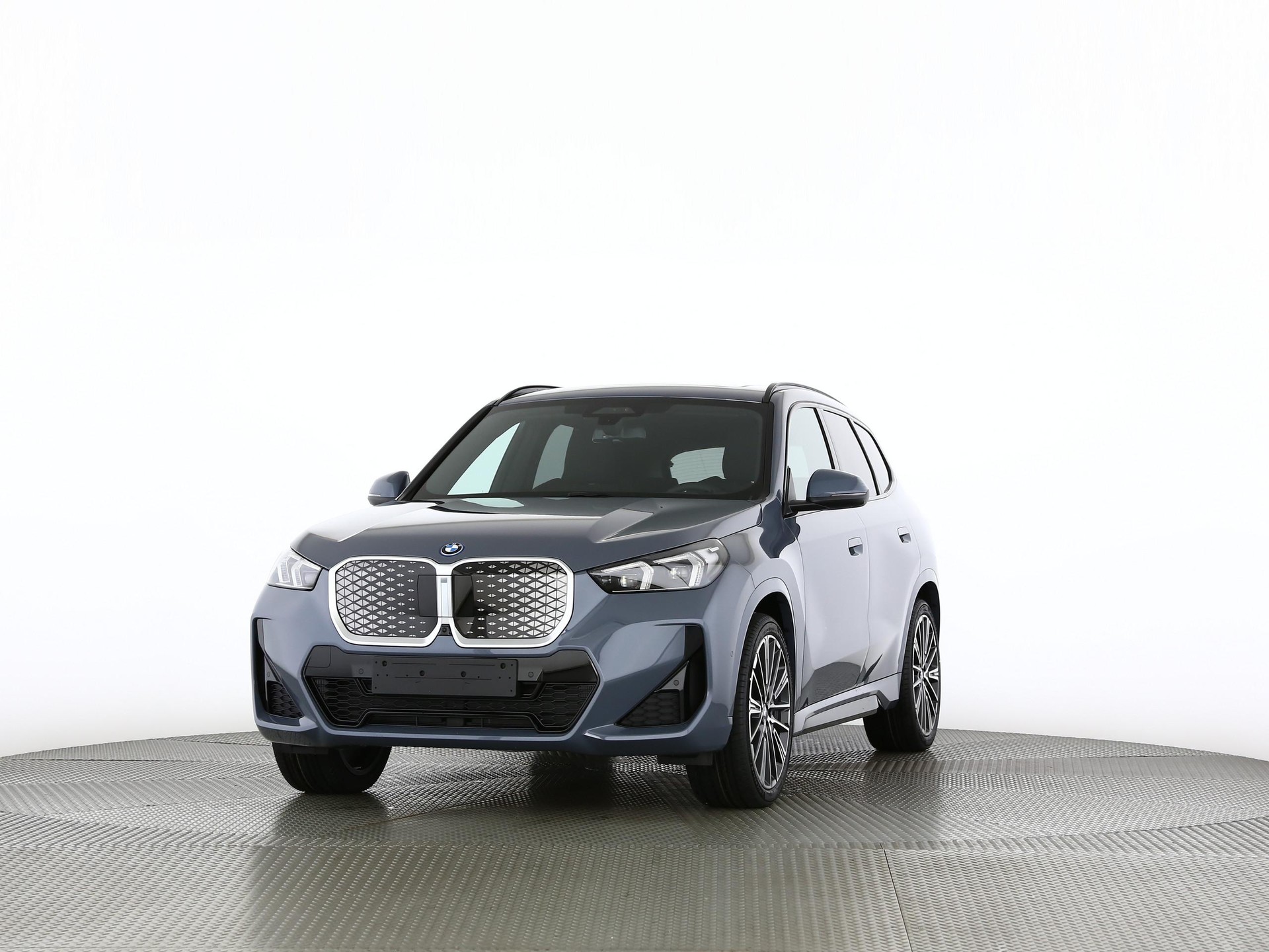 BMW iX1 30 xDrive-image-6