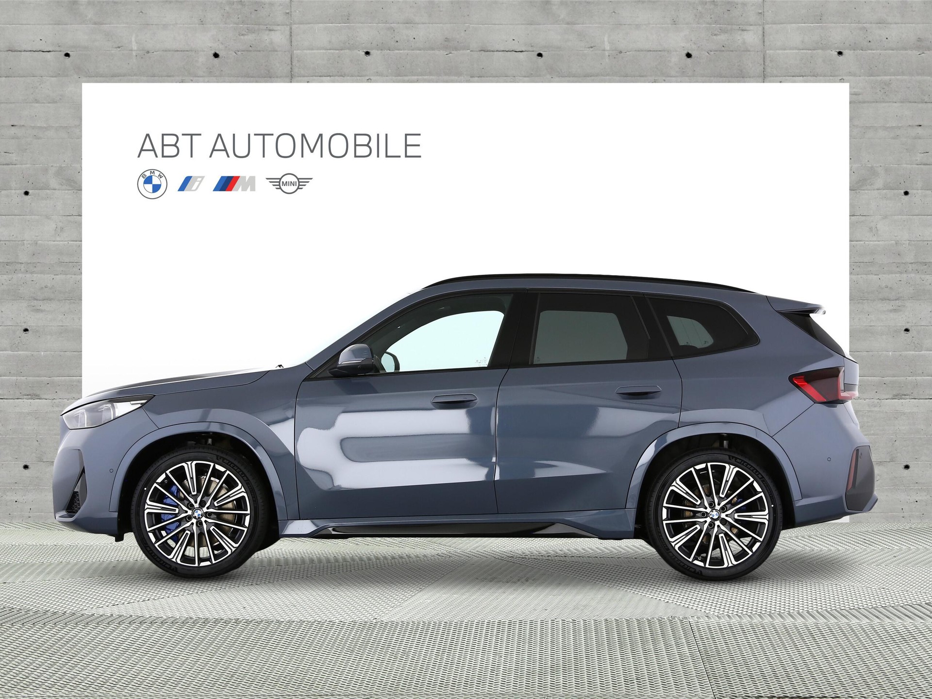BMW iX1 30 xDrive-image-1