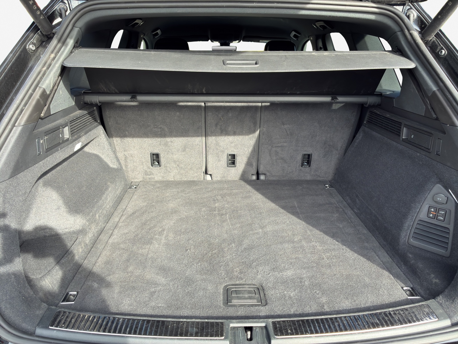 VW Touareg 3.0 TDI R-Line Tiptronic-image-12