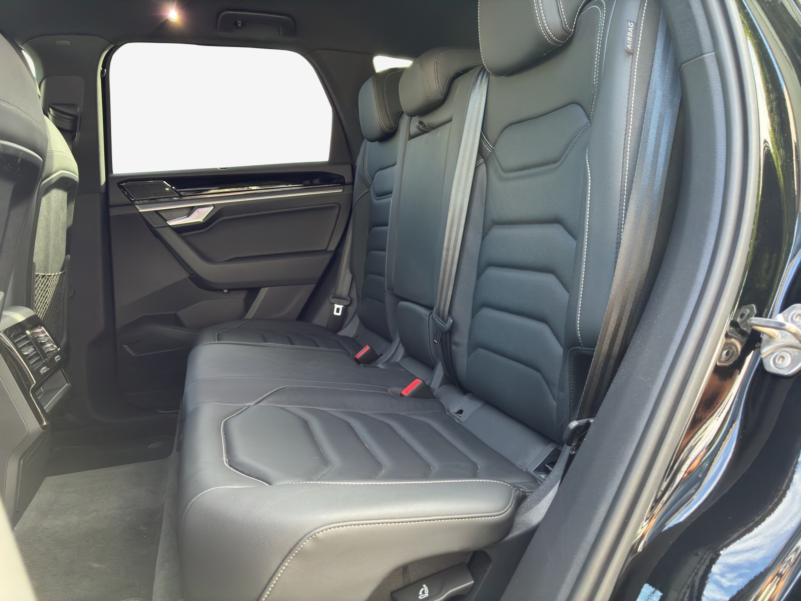 VW Touareg 3.0 TDI R-Line Tiptronic-image-11