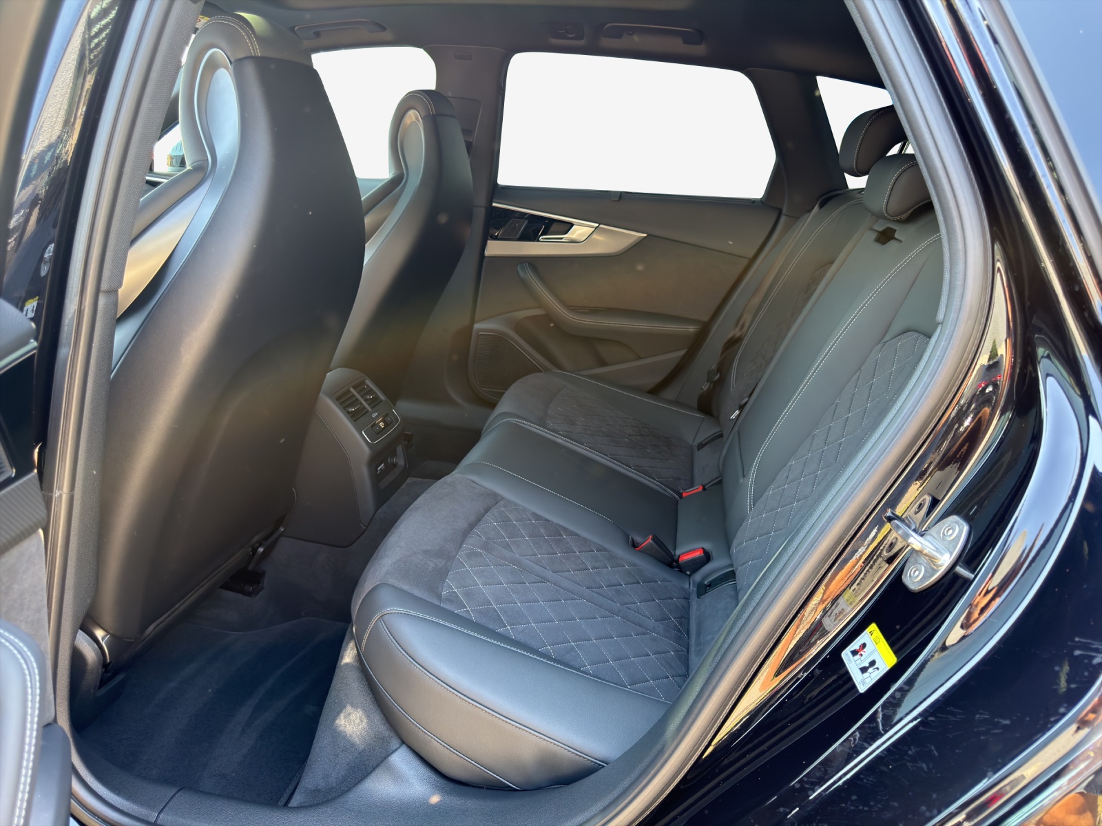 AUDI RS4 Avant quattro tiptronic-image-11