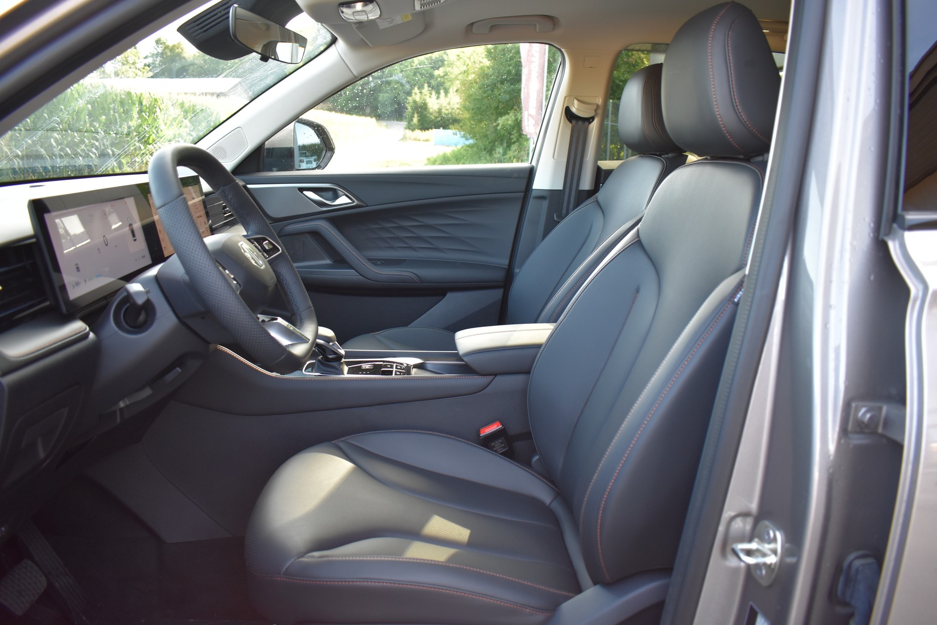 MG HS 1.5 Hybrid+ Luxury-image-11
