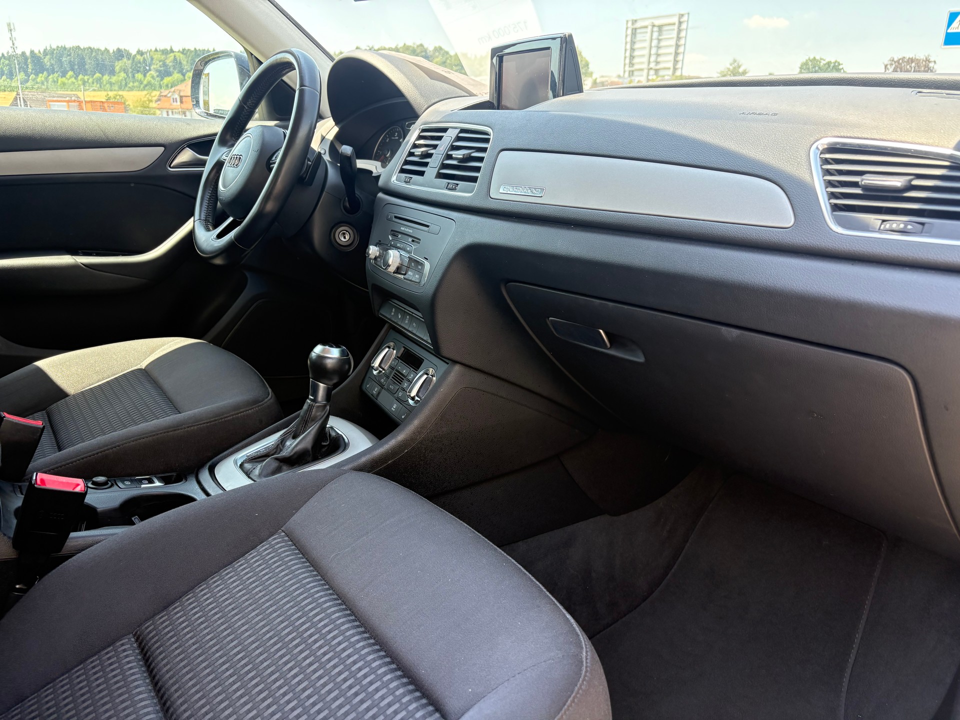 AUDI Q3 2.0 TDI quattro S-tronic-image-10