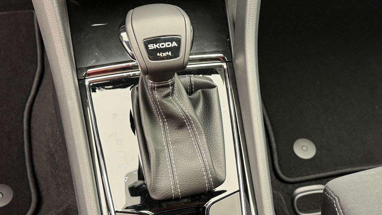 SKODA Karoq 2.0 TSI SportLine 4x4 DSG-image-10