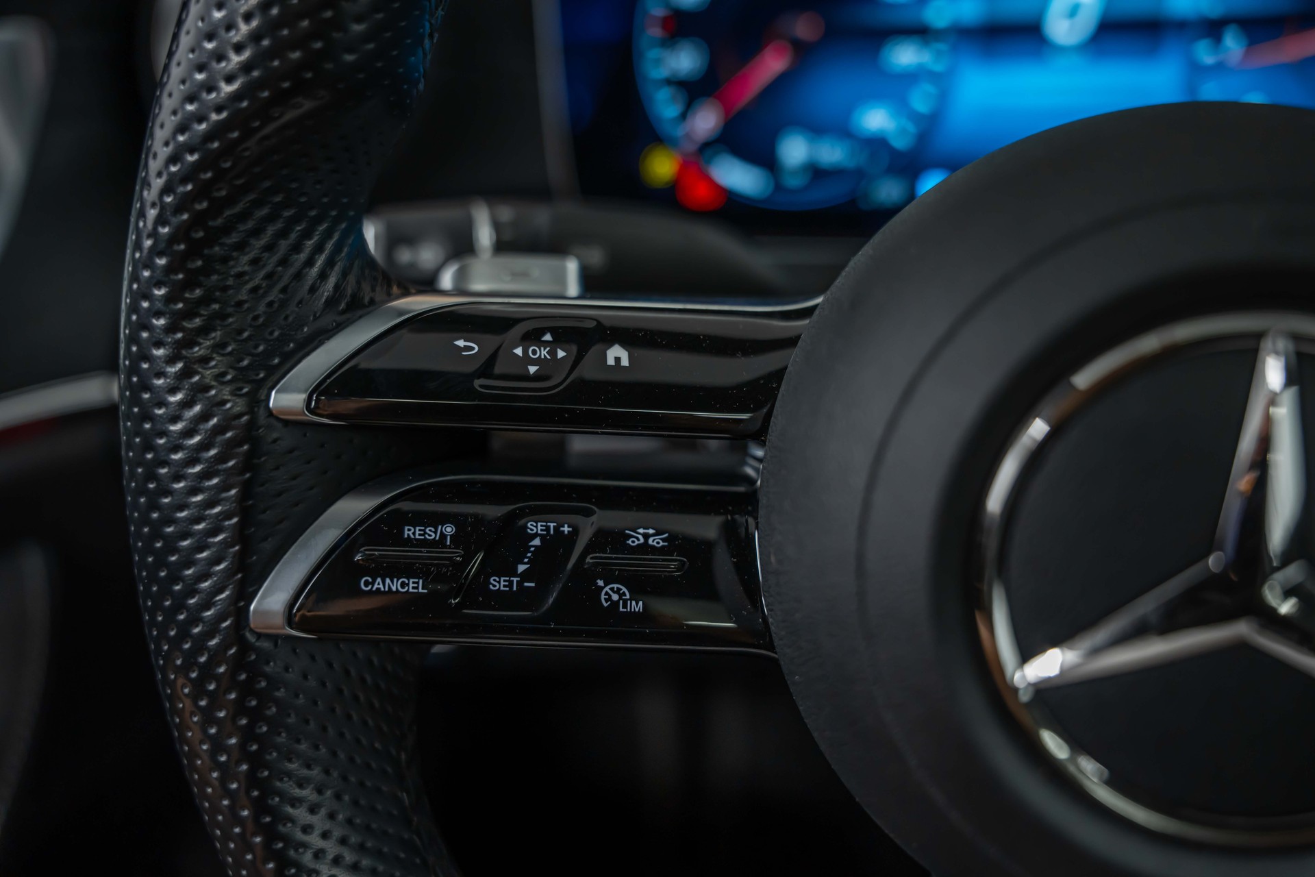 MERCEDES-BENZ CLS 450 4Matic AMG Line 9G-Tronic *Facelift*Panorama*Head-Up*Sitzkühlung*360°*-image-27