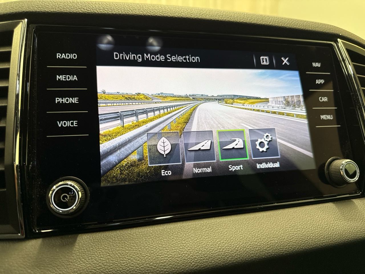 SKODA Karoq 1.5 TSI ACT SportLine DSG-image-9