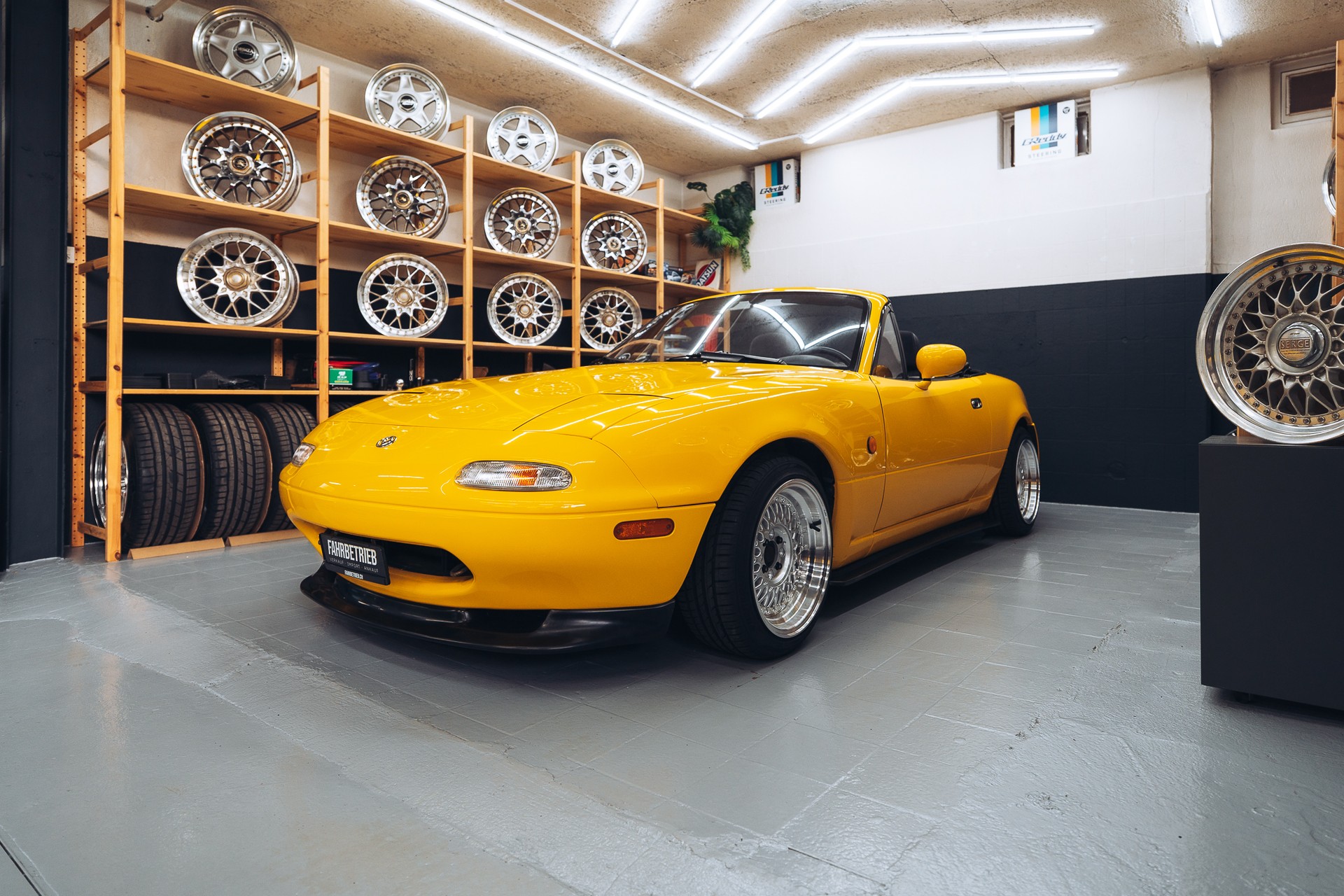 MAZDA MX-5 1.6i-16-image-0