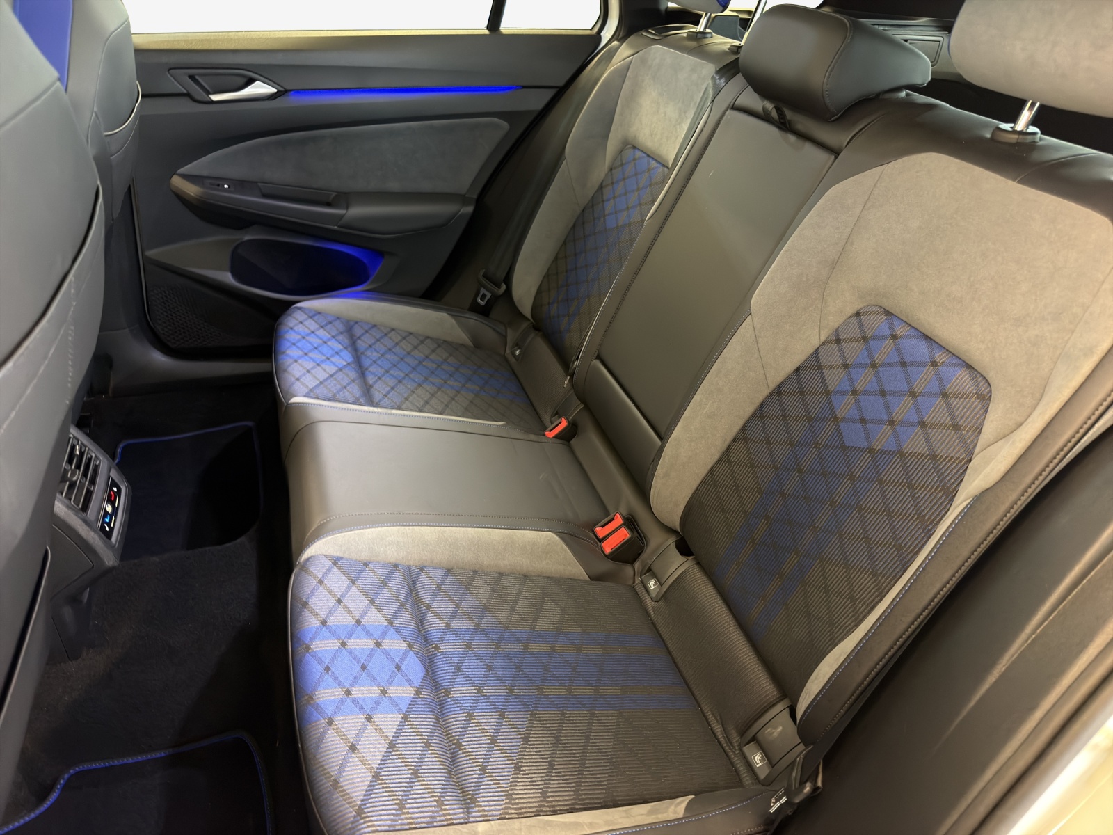 VW Golf Variant 2.0 TSI R DSG 4Motion-image-11