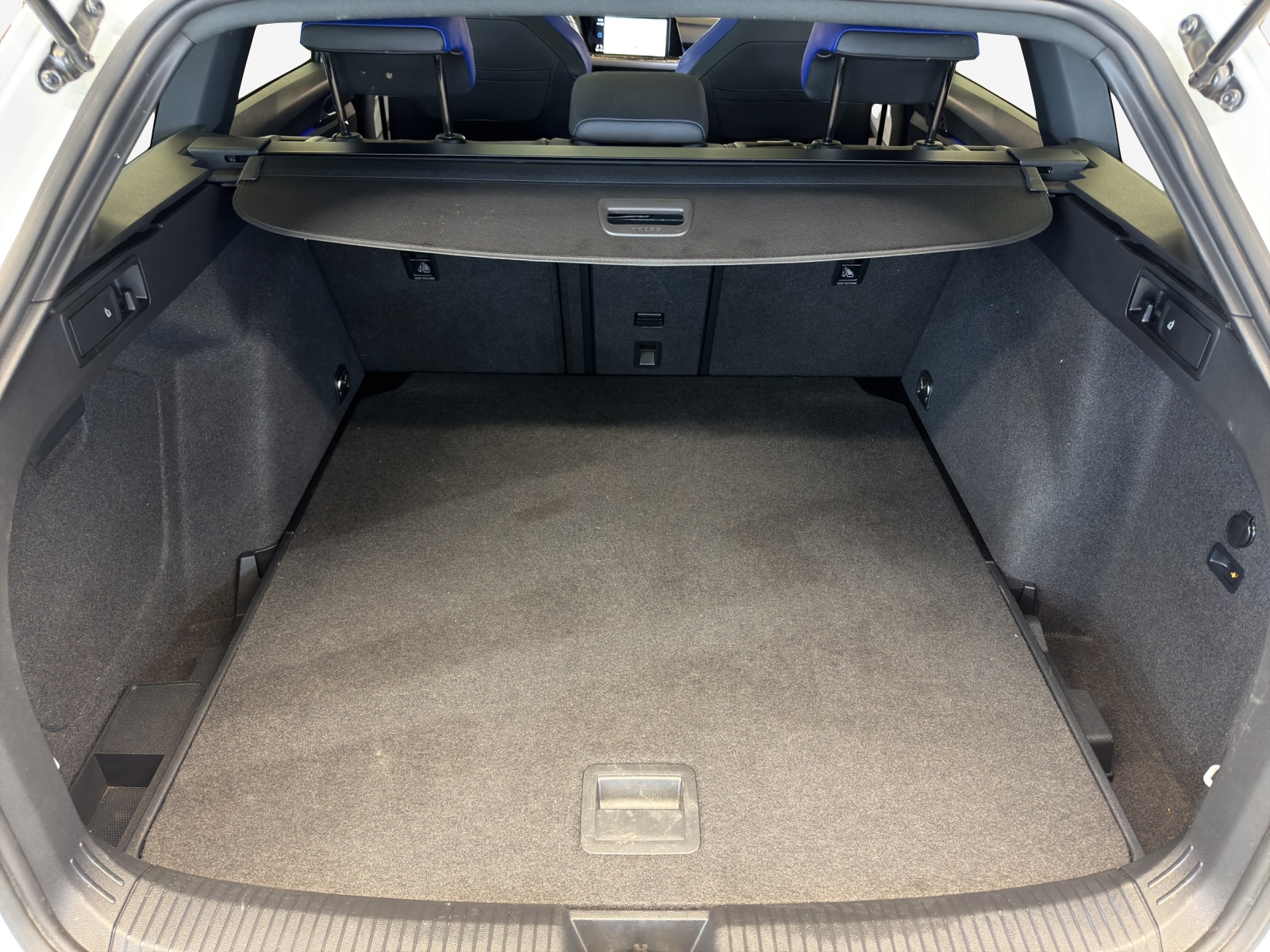 VW Golf Variant 2.0 TSI R DSG 4Motion-image-12