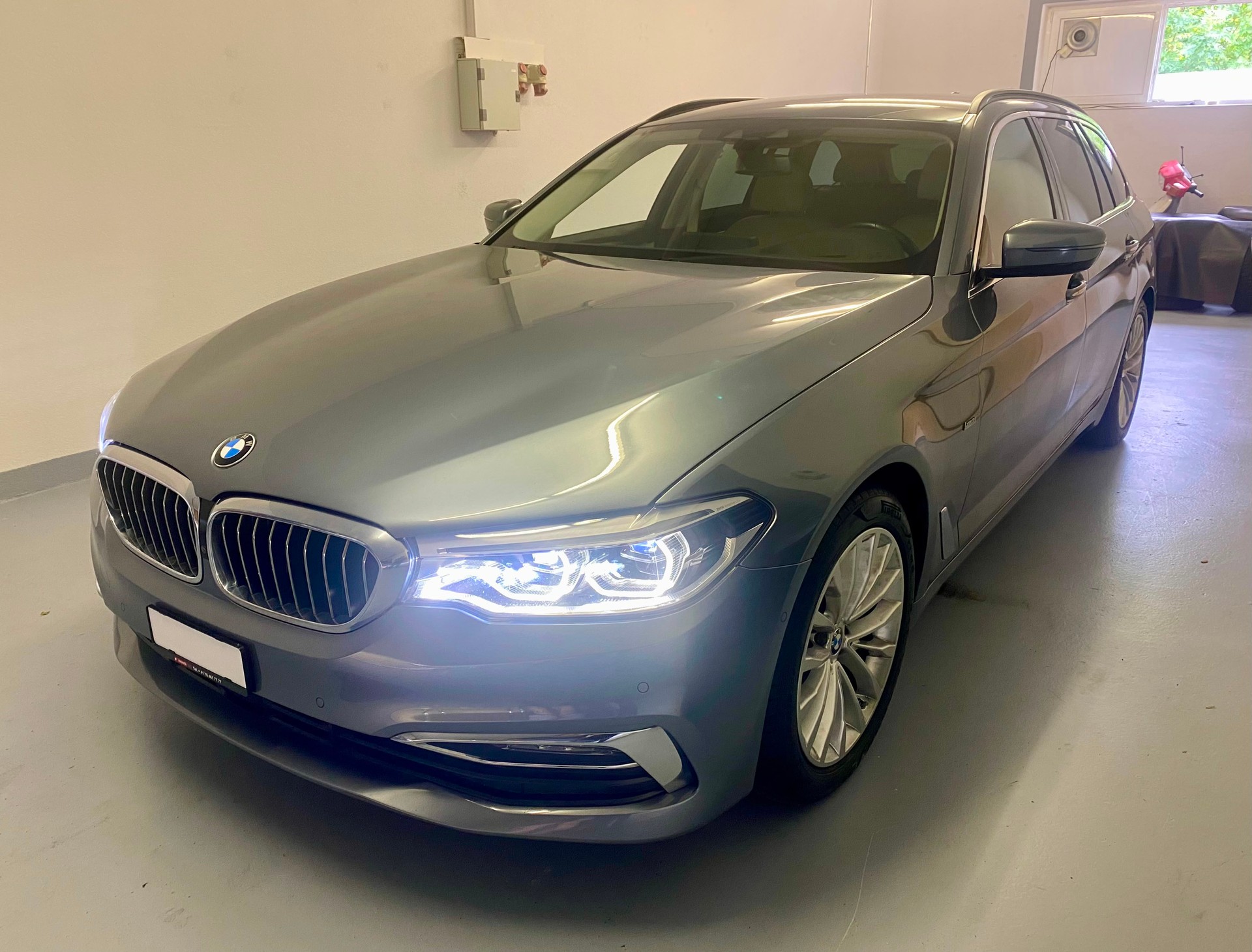 BMW 530d xDrive Touring Luxury Line Steptronic-image-0