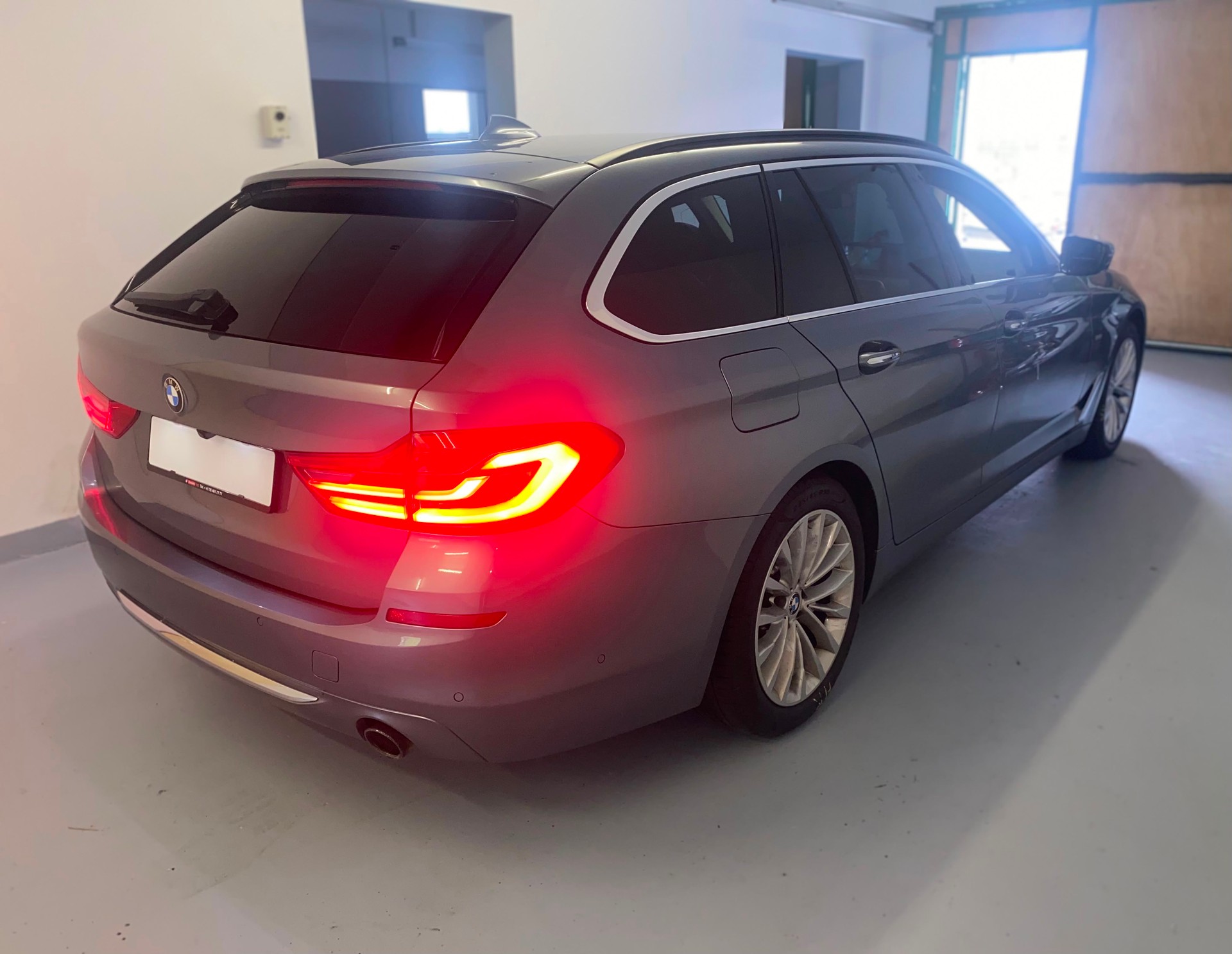 BMW 530d xDrive Touring Luxury Line Steptronic-image-1