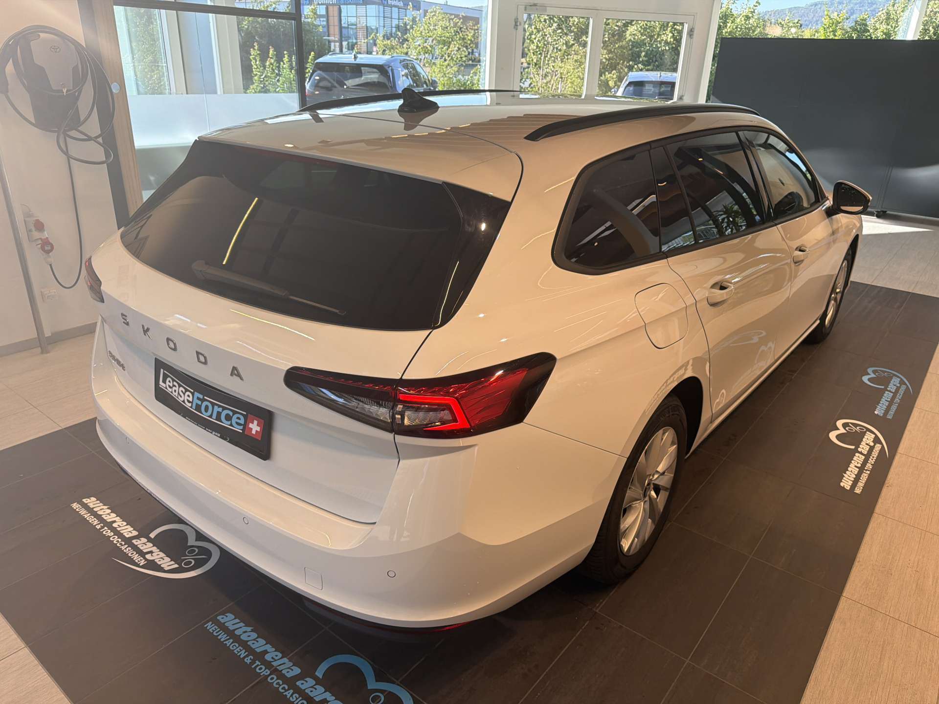 SKODA Superb Combi 1.5 eTSI mHEV Essence DSG-Automat-image-2