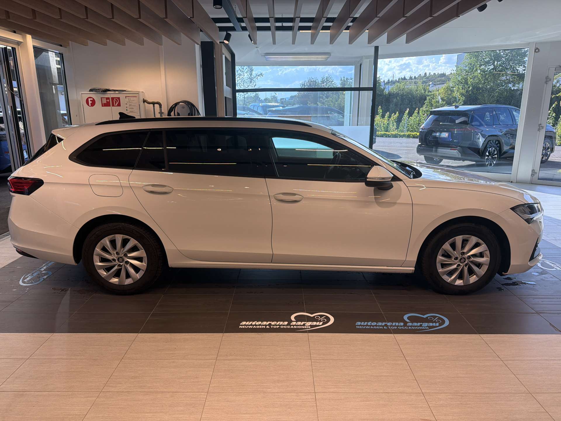 SKODA Superb Combi 1.5 eTSI mHEV Essence DSG-Automat-image-13