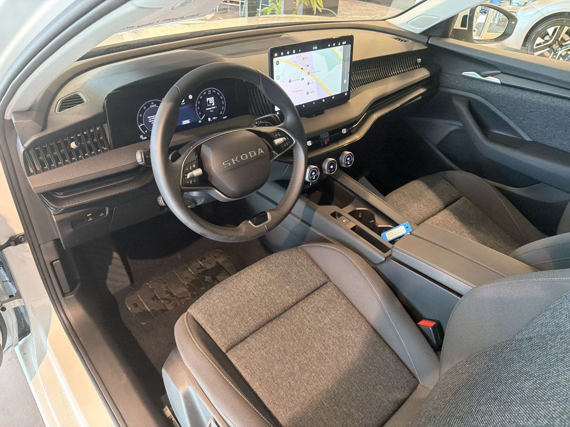 SKODA Superb Combi 1.5 eTSI mHEV Essence DSG-Automat-image-5