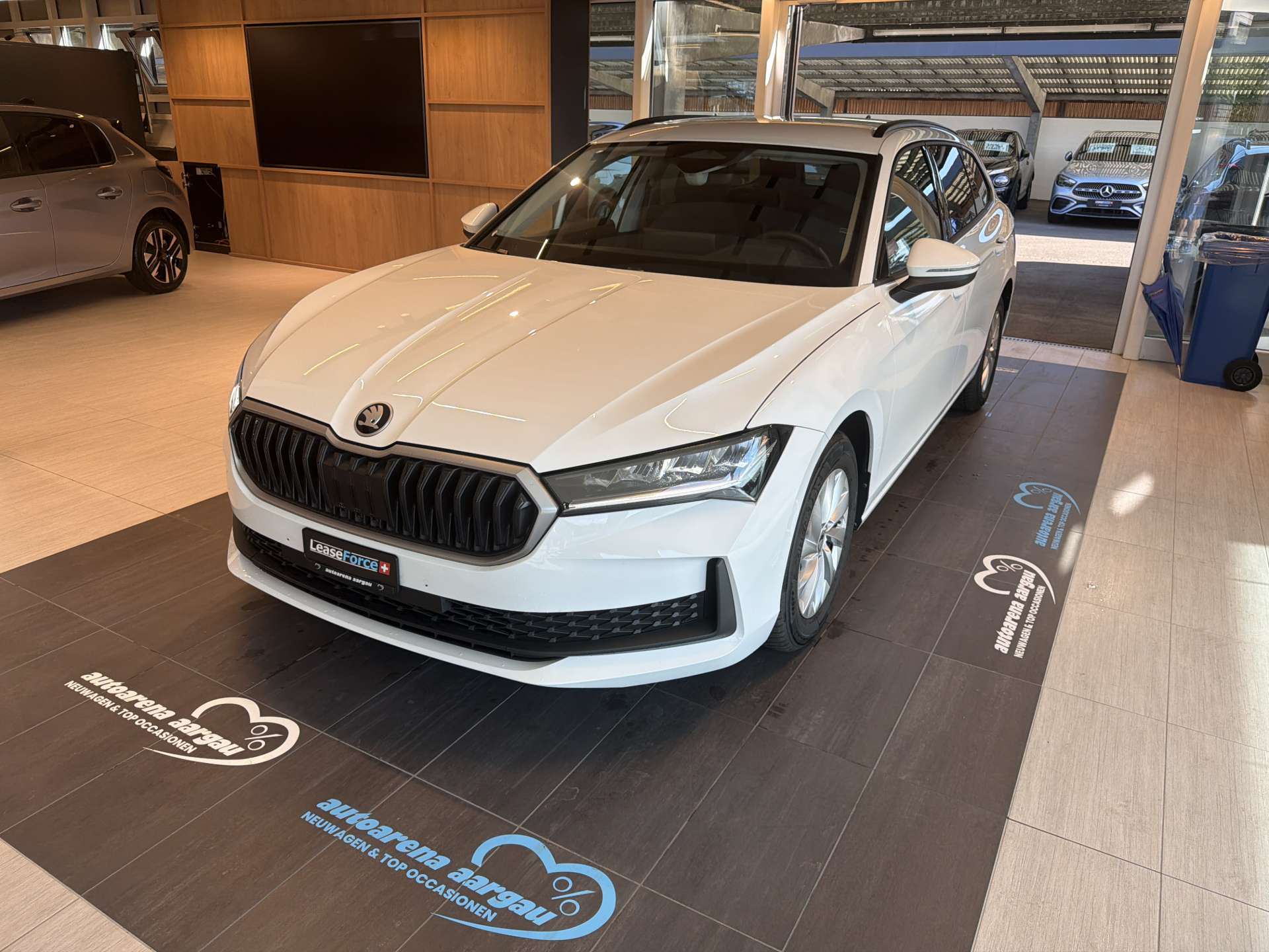 SKODA Superb Combi 1.5 eTSI mHEV Essence DSG-Automat-image-0