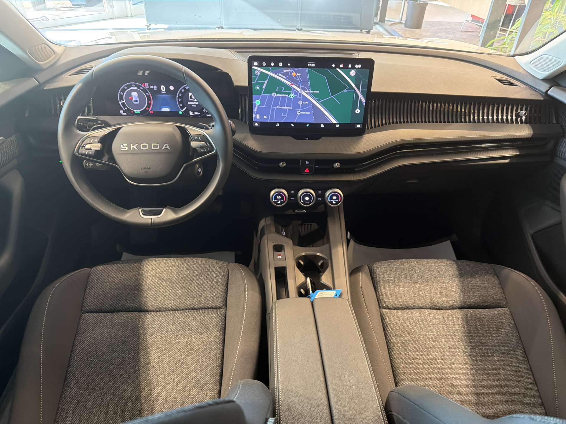 SKODA Superb Combi 1.5 eTSI mHEV Essence DSG-Automat-image-14