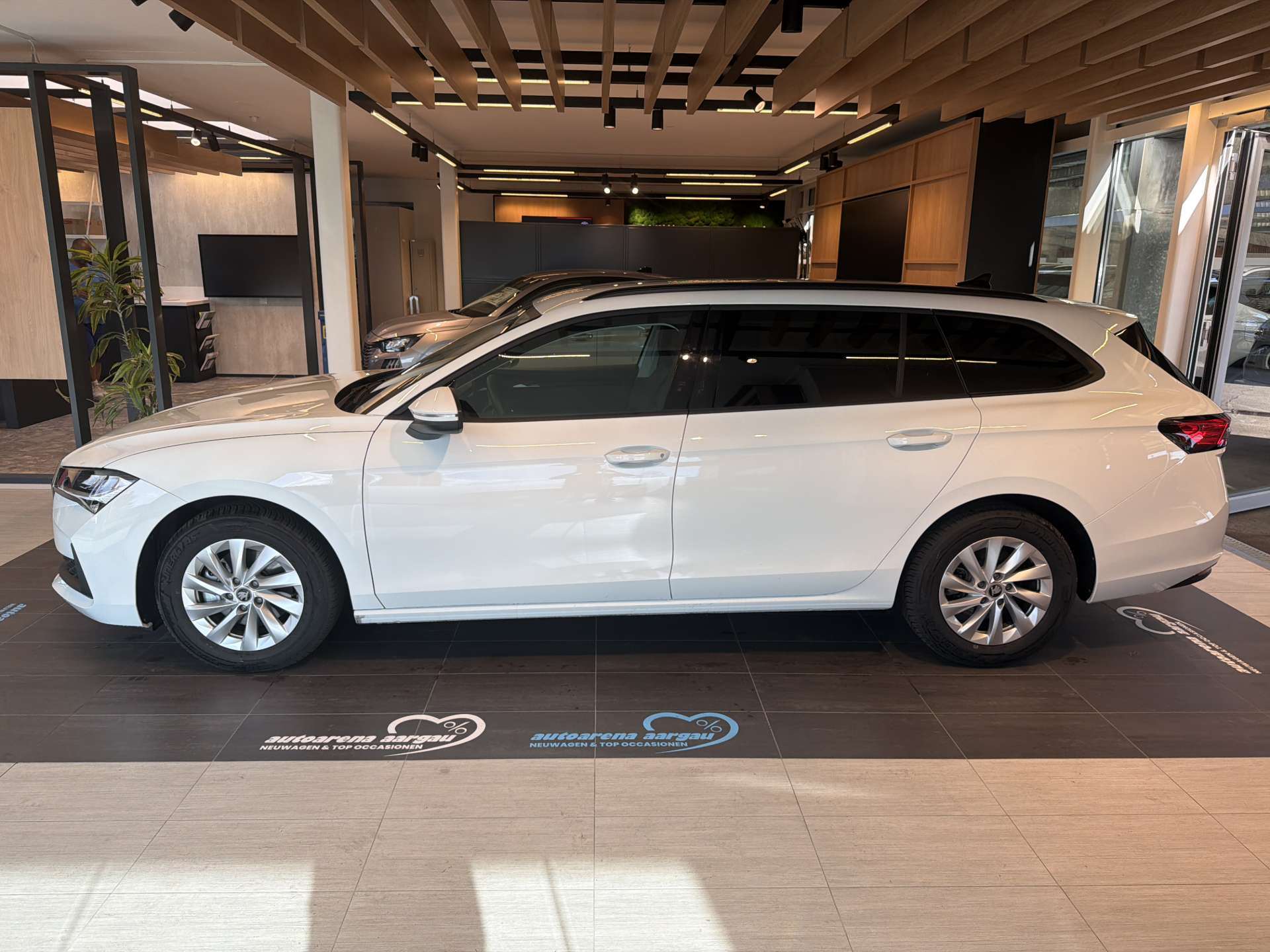 SKODA Superb Combi 1.5 eTSI mHEV Essence DSG-Automat-image-11