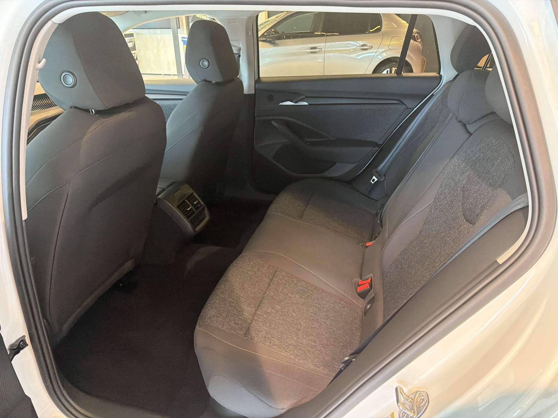 SKODA Superb Combi 1.5 eTSI mHEV Essence DSG-Automat-image-6
