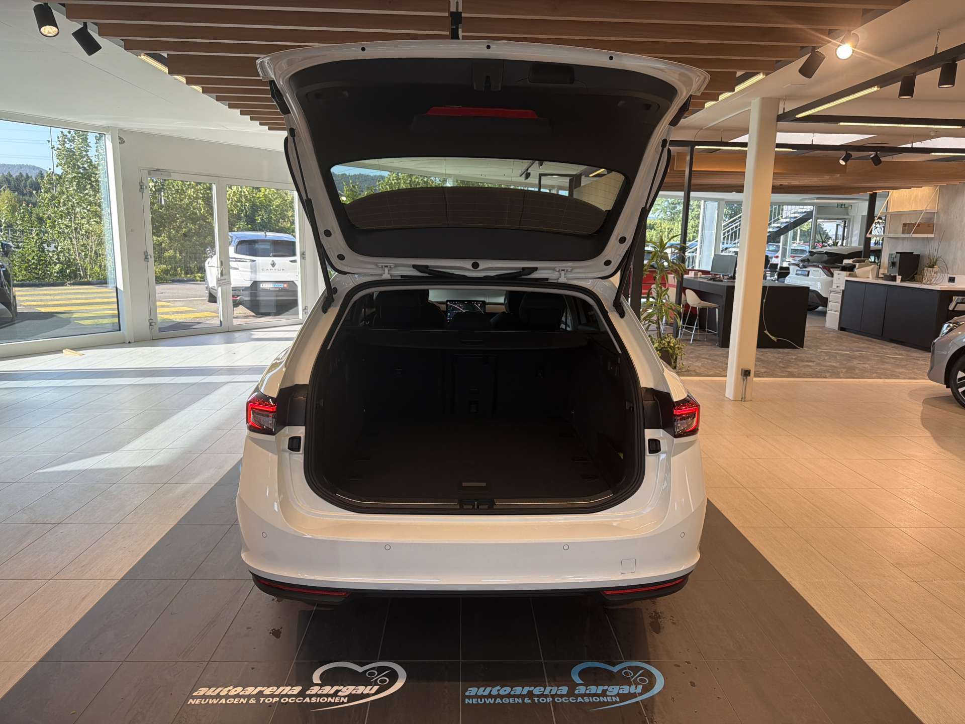 SKODA Superb Combi 1.5 eTSI mHEV Essence DSG-Automat-image-7