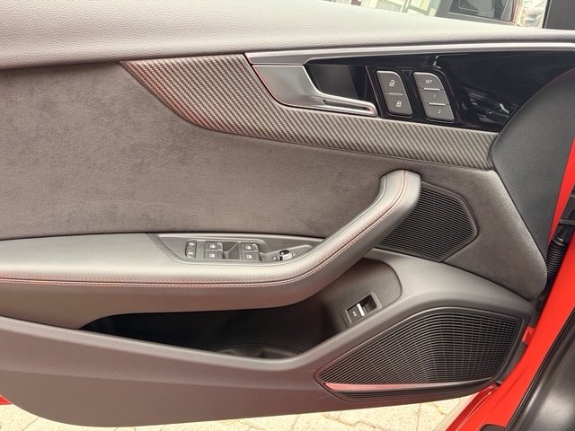 AUDI RS4 Avant quattro tiptronic-image-9