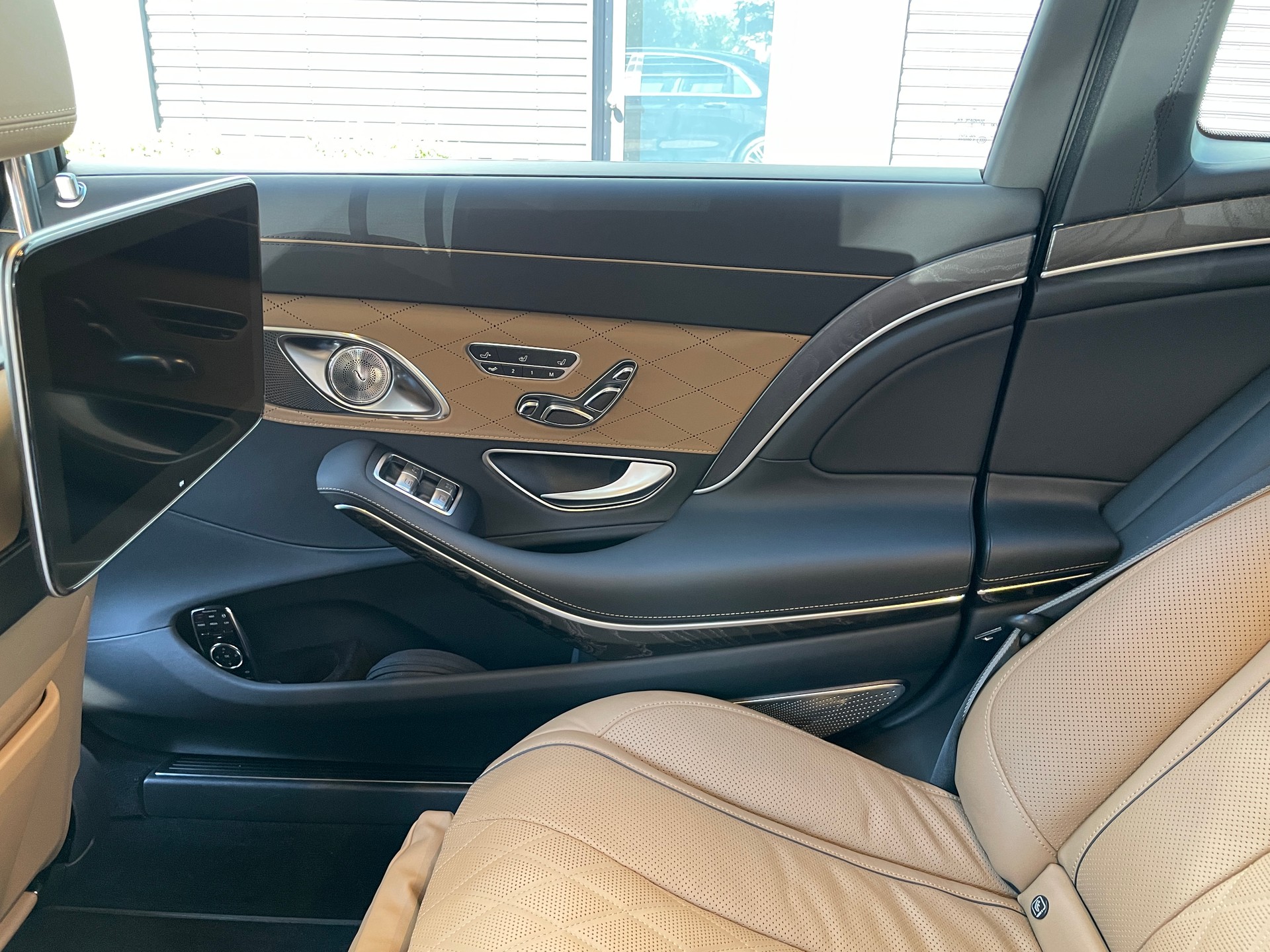 MERCEDES-BENZ S 560 Maybach 4Matic 9G-Tronic-image-19