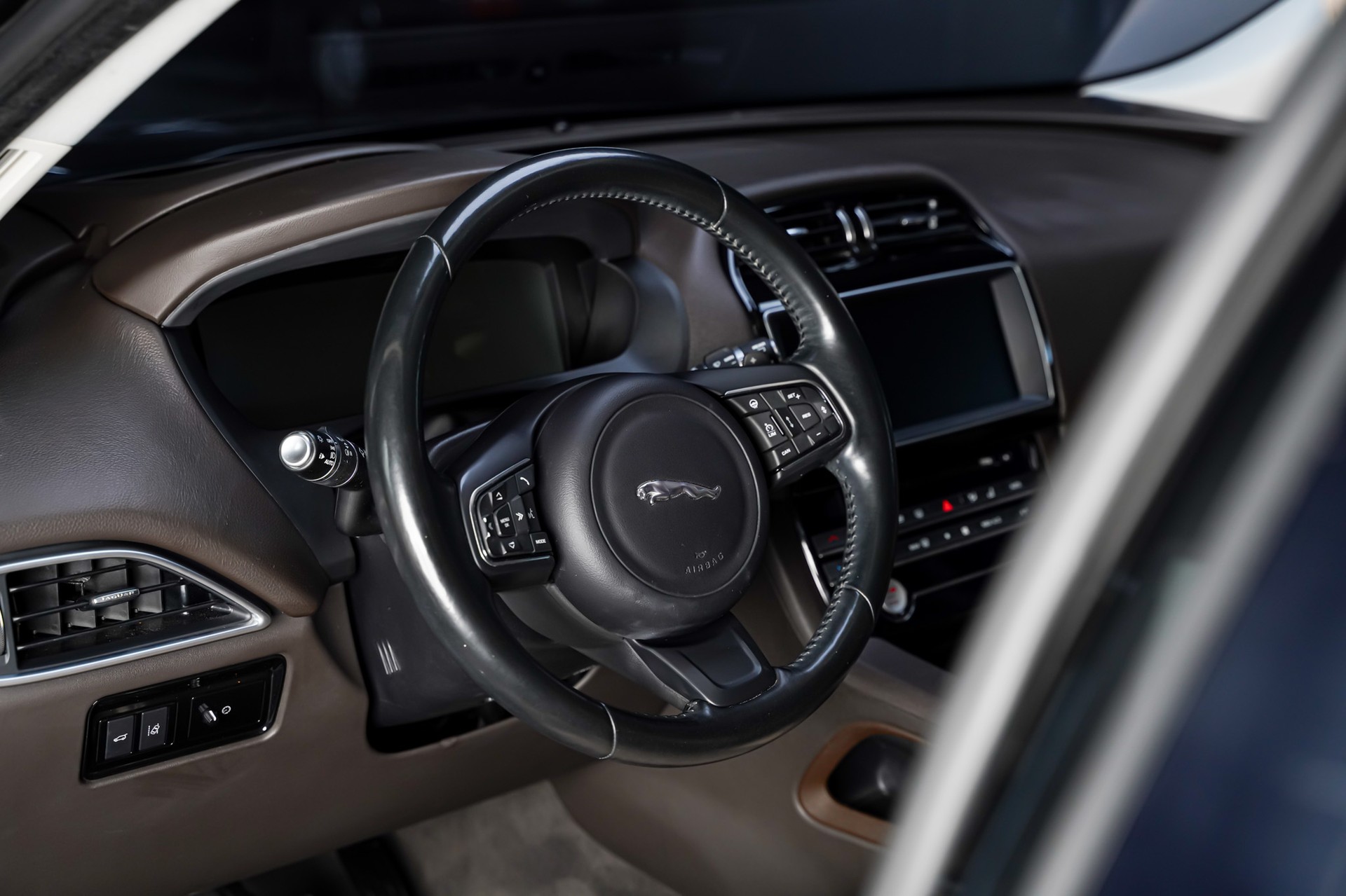 JAGUAR F-Pace 3.0 TD Prestige AWD Automatik-image-9