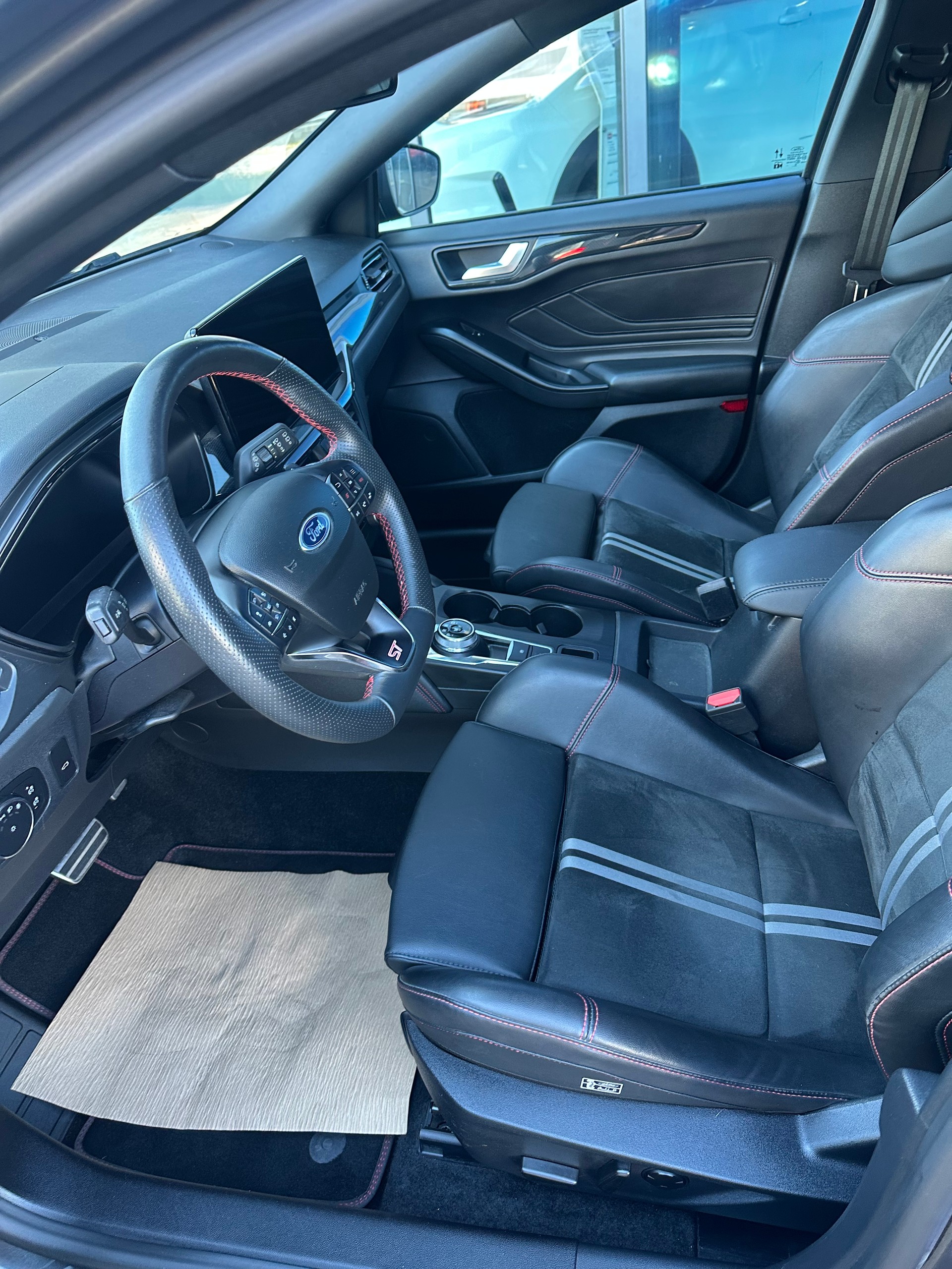 FORD Focus Station Wagon 2.3 EcoB ST X-image-10