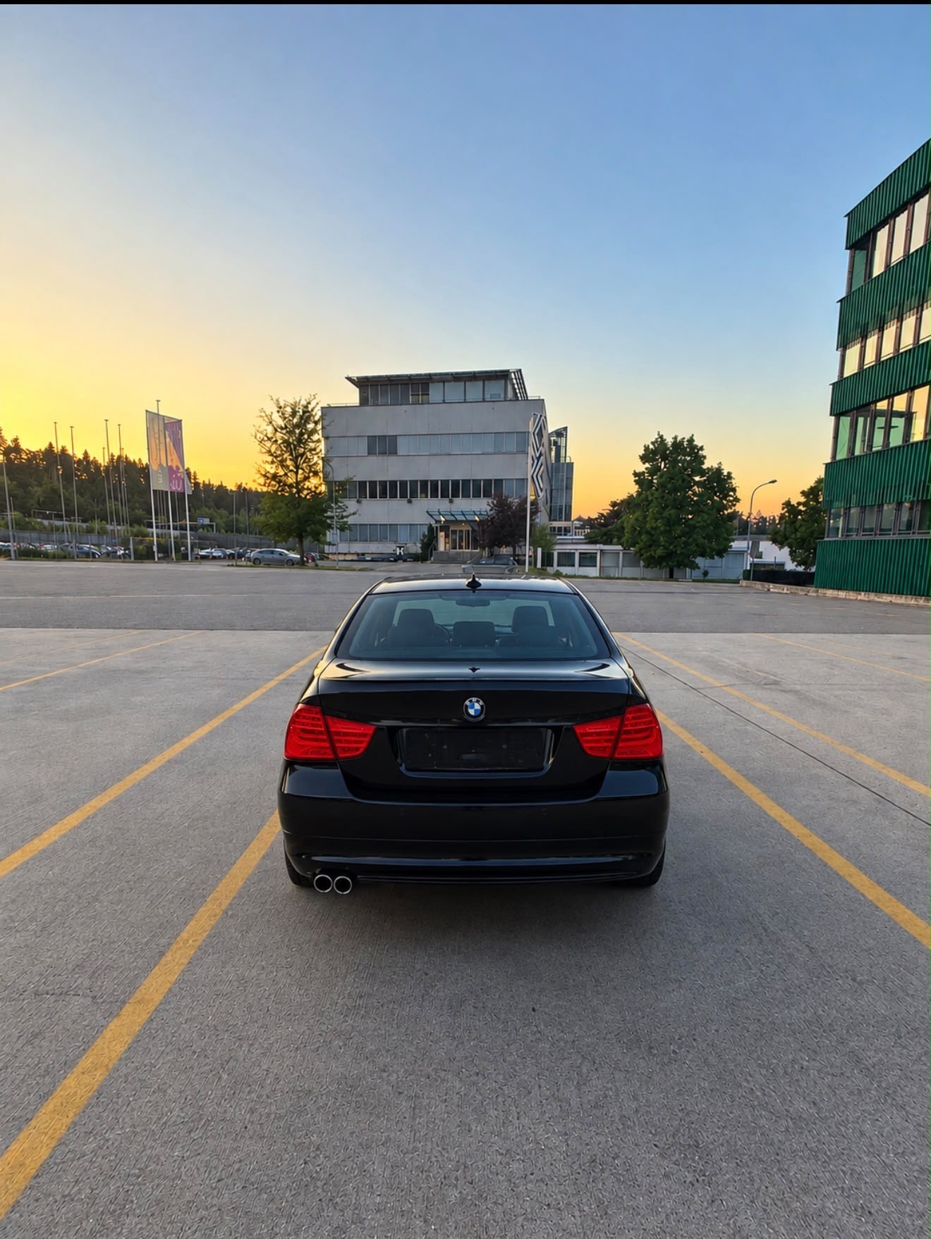 BMW 318i Dynamic Edition-image-2