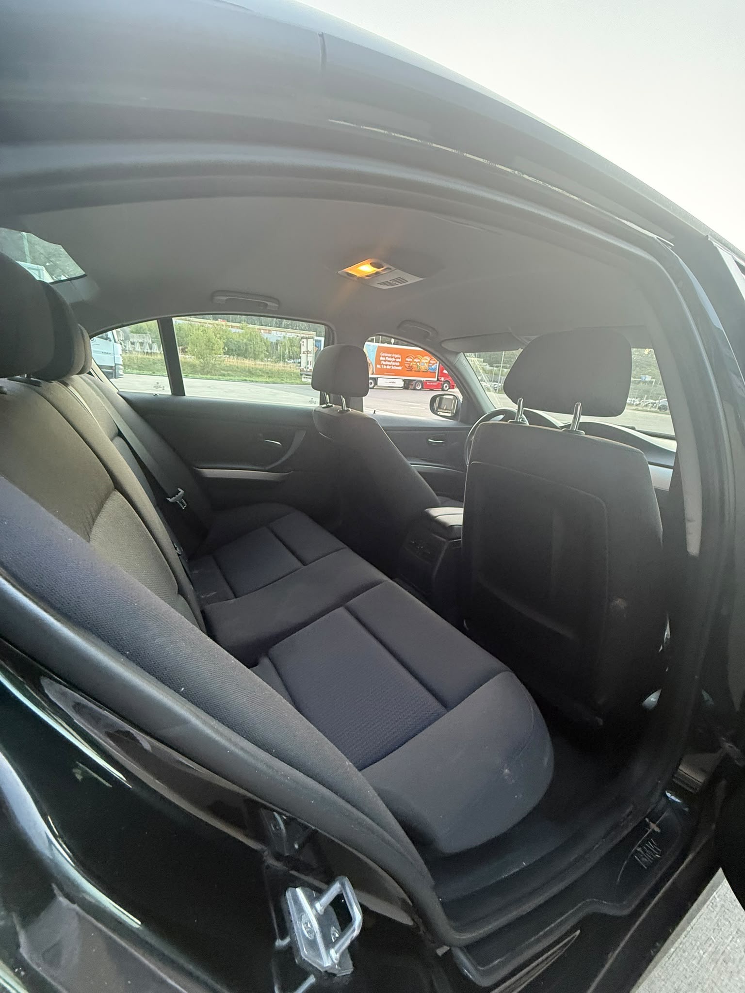 BMW 318i Dynamic Edition-image-4