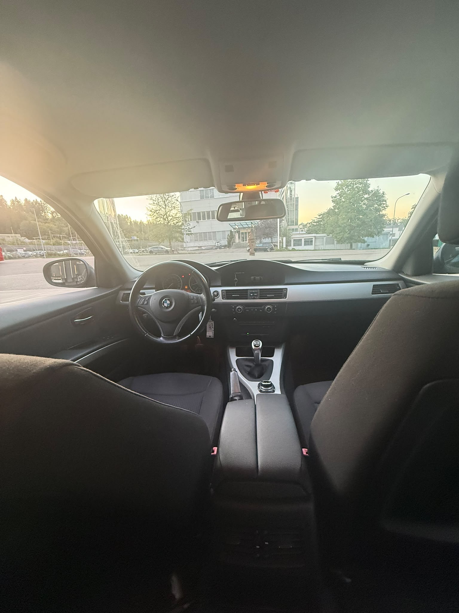 BMW 318i Dynamic Edition-image-3